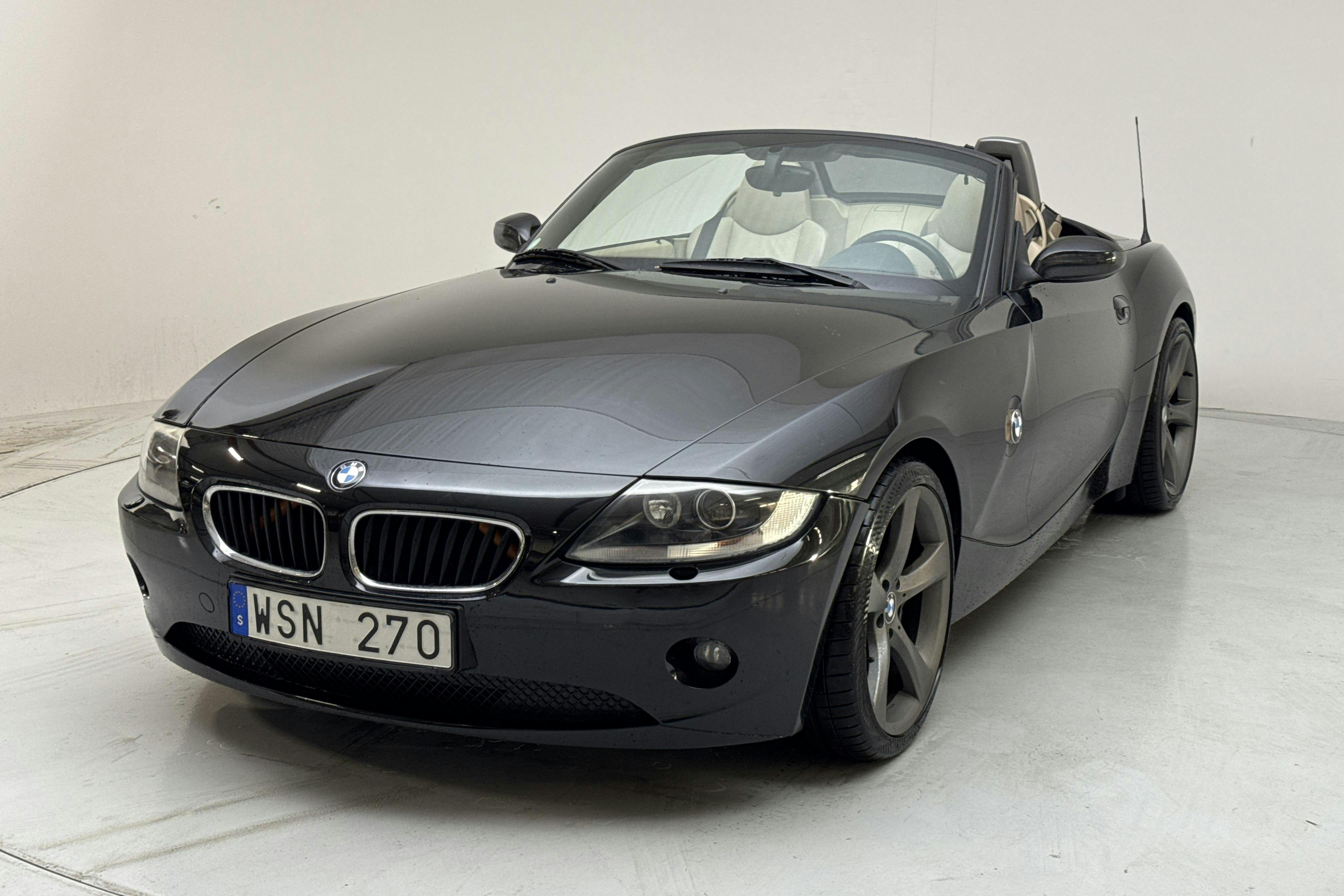 Presentation photo 1 of 18: BMW Z4 2.2i Roadster (170hk) - 58 220 km - Manual - black - 2005