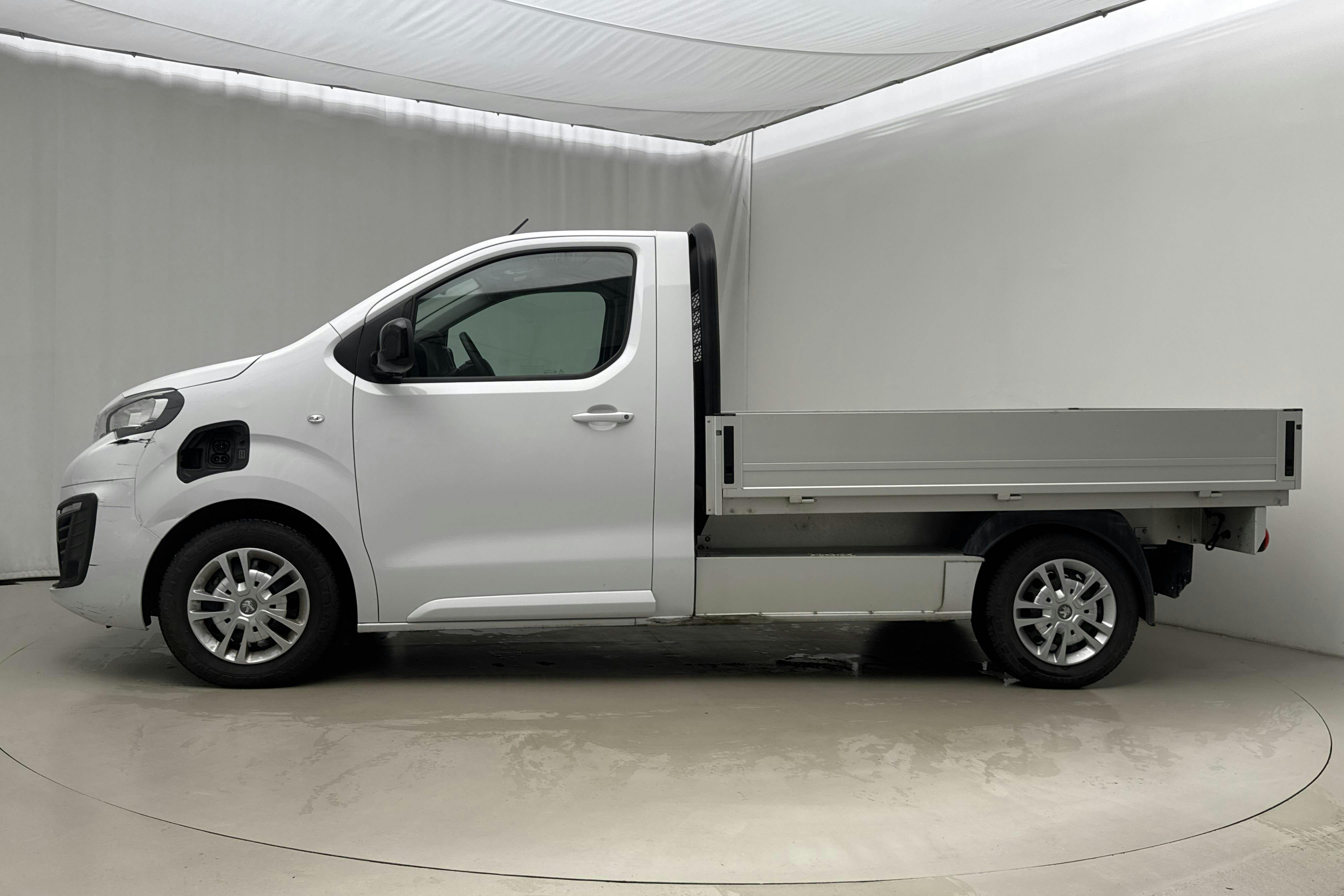 Esittelykuva 2 osoitteesta 20: Peugeot e-Expert Pickup 75kWh (136hk) - 17 270 km - Automaattinen - 2023