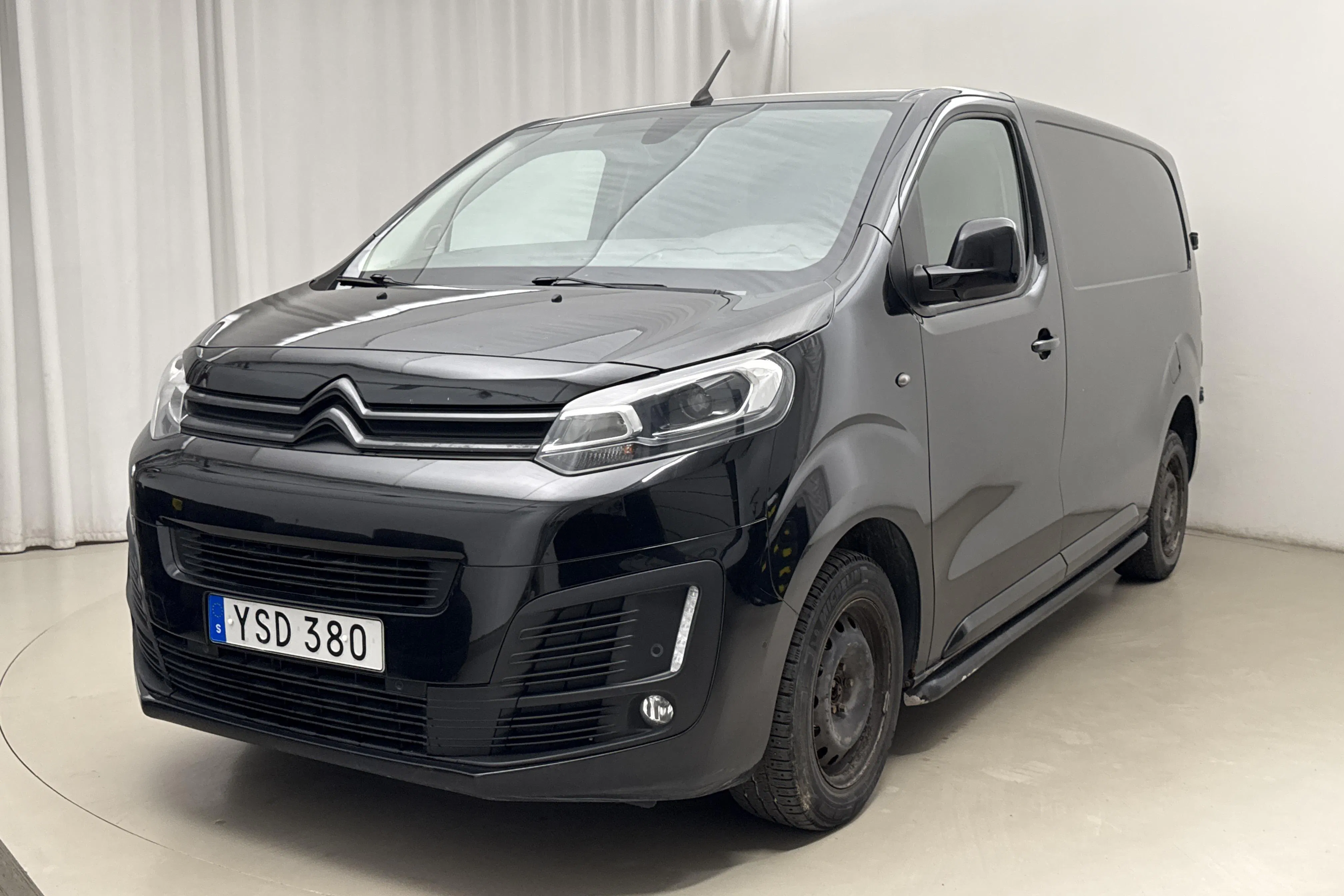 Presentationsfoto 1 av 16: Citroen Jumpy III 2.0 BlueHDI Skåp (120hk) - 11 618 mil - Manuell - svart - 2017
