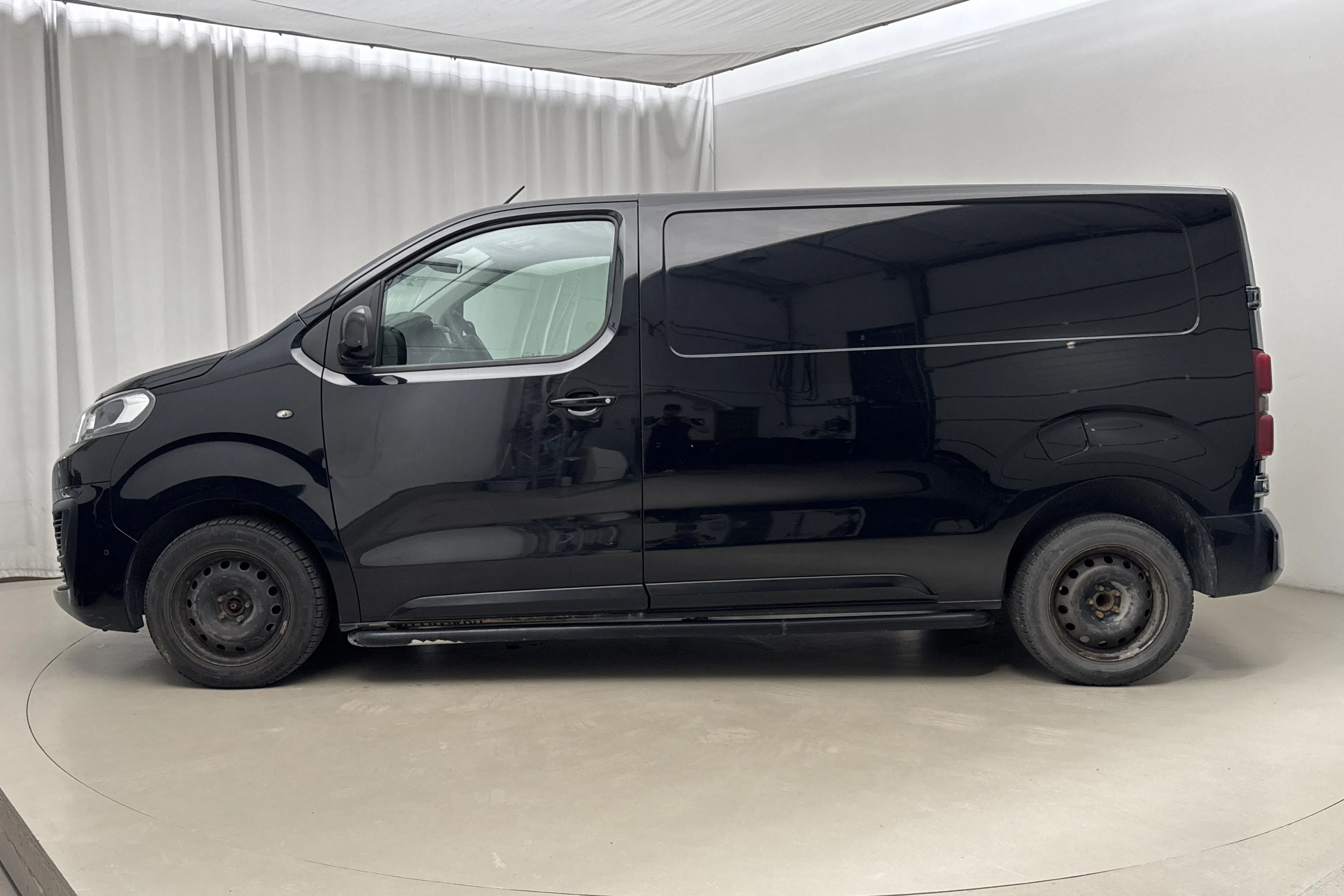 Presentationsfoto 2 av 16: Citroen Jumpy III 2.0 BlueHDI Skåp (120hk) - 11 618 mil - Manuell - svart - 2017