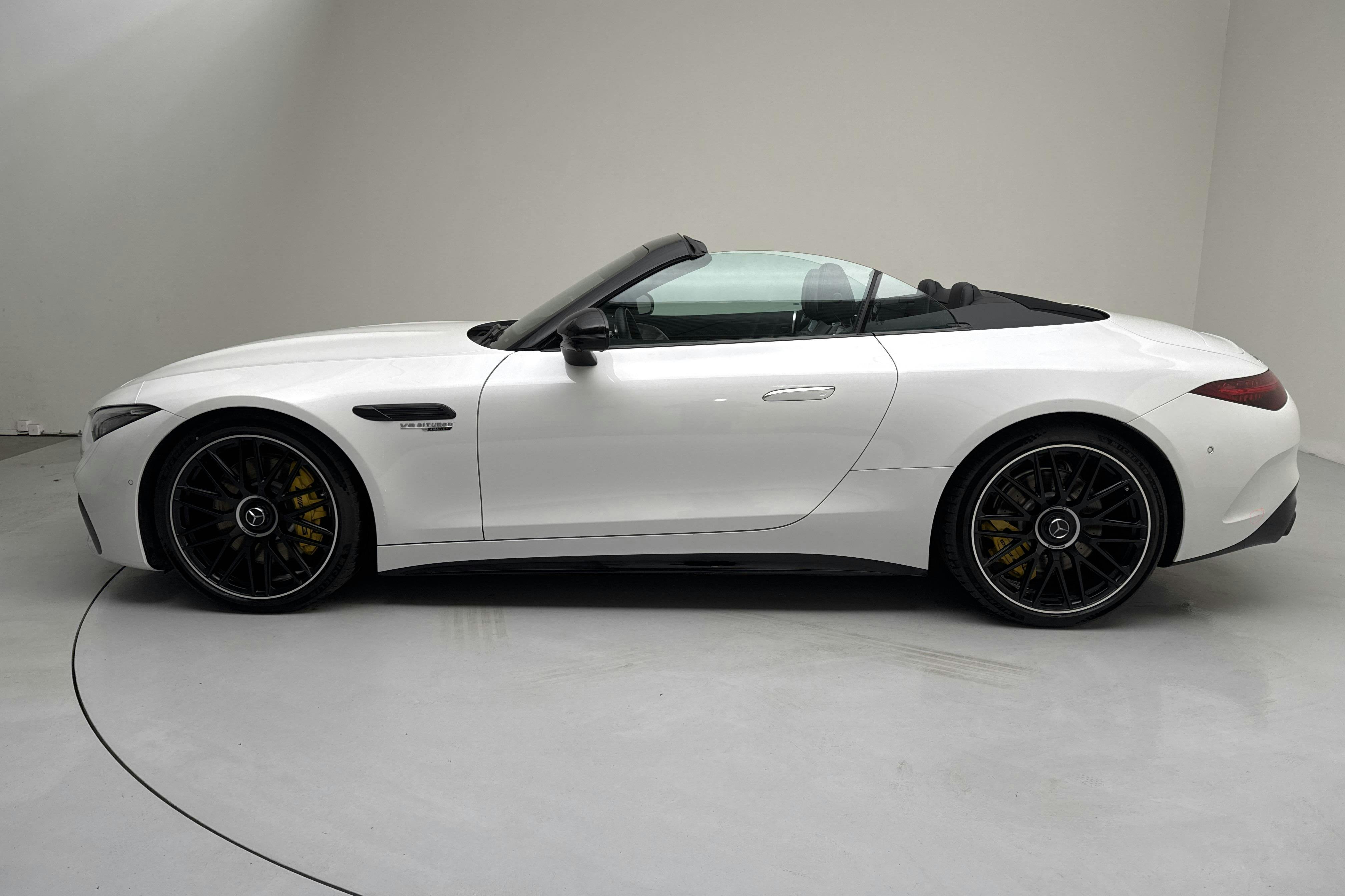 Presentation photo 2 of 29: Mercedes SL 63 4Matic+ R232 (585hk) - 6 330 km - Automatic - white - 2024