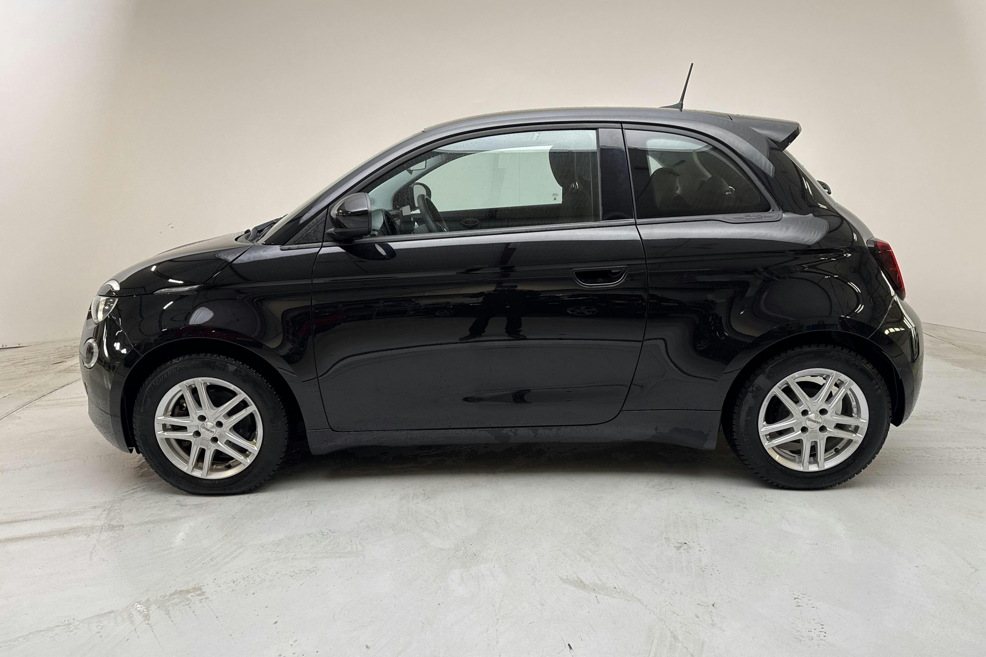Presentationsfoto 2 av 15: Fiat 500e (118hk) - 4 403 mil - Automat - svart - 2021