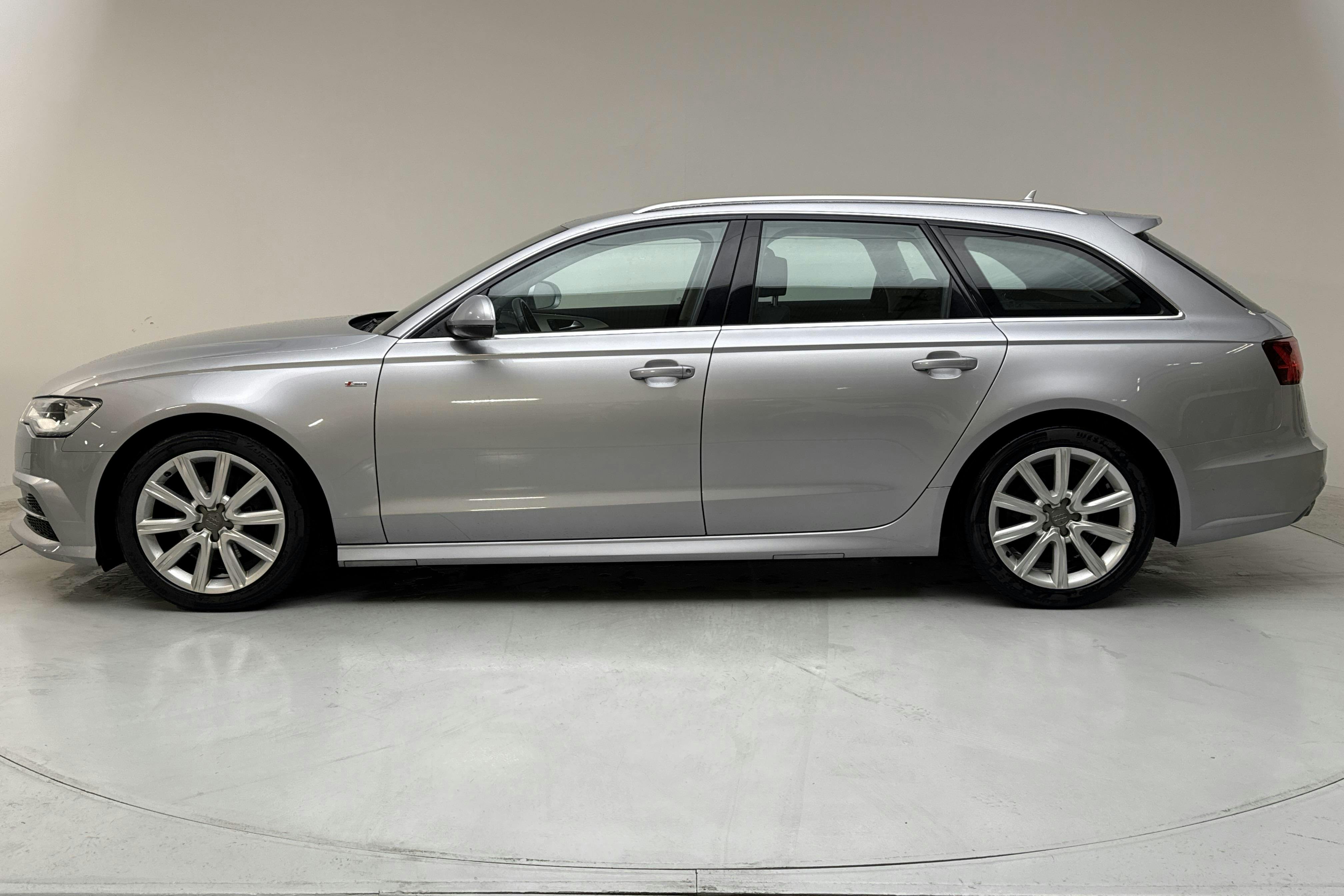 Esitlusfoto 2 aadressil 12: Audi A6 2.0 TDI Avant quattro (190hk) - 164 130 km - Automaatne - hõbe - 2016