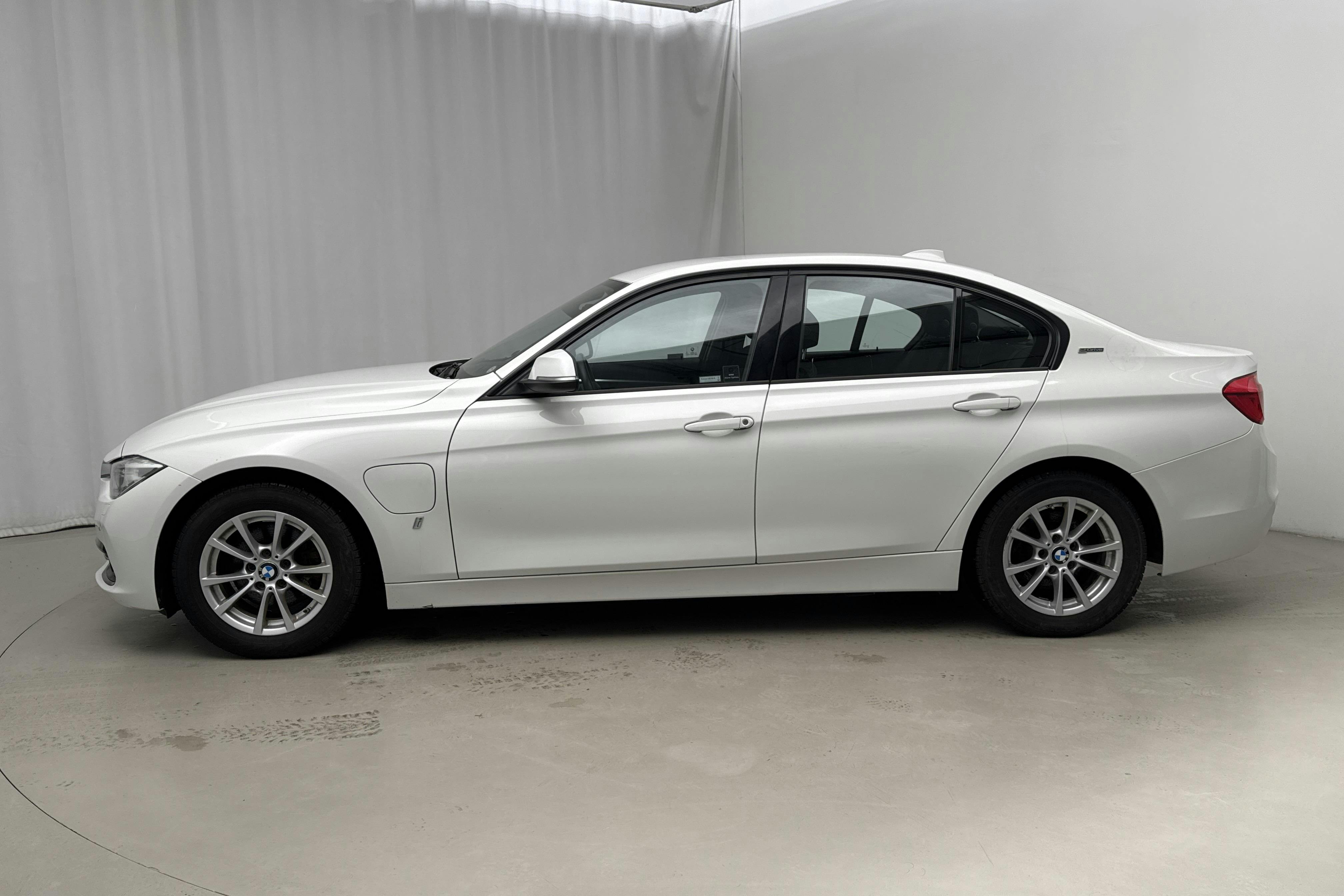 Presentation photo 2 of 13: BMW 330e Sedan, F30 (252hk) - 169 240 km - Automatic - white - 2017