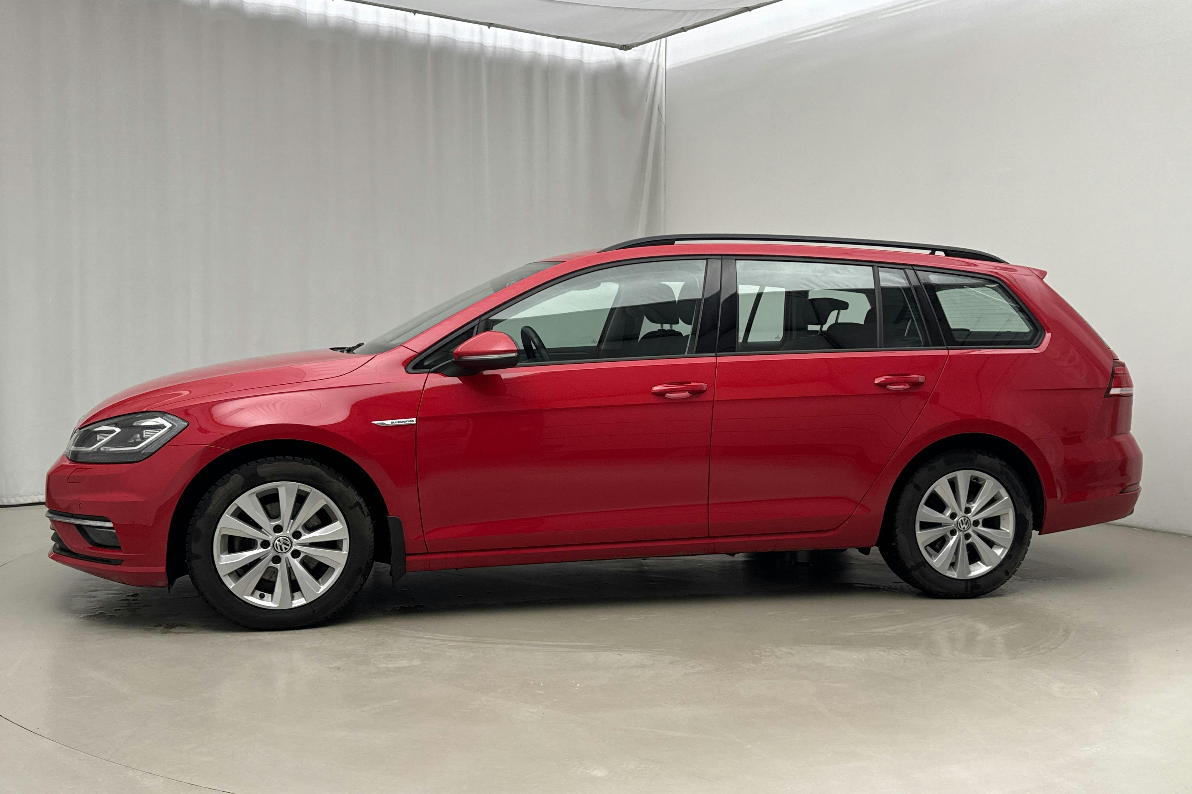 Presentation photo 2 of 16: VW Golf VII 1.5 TGI Sportscombi (130hk) - 81 550 km - Automatic - red - 2019