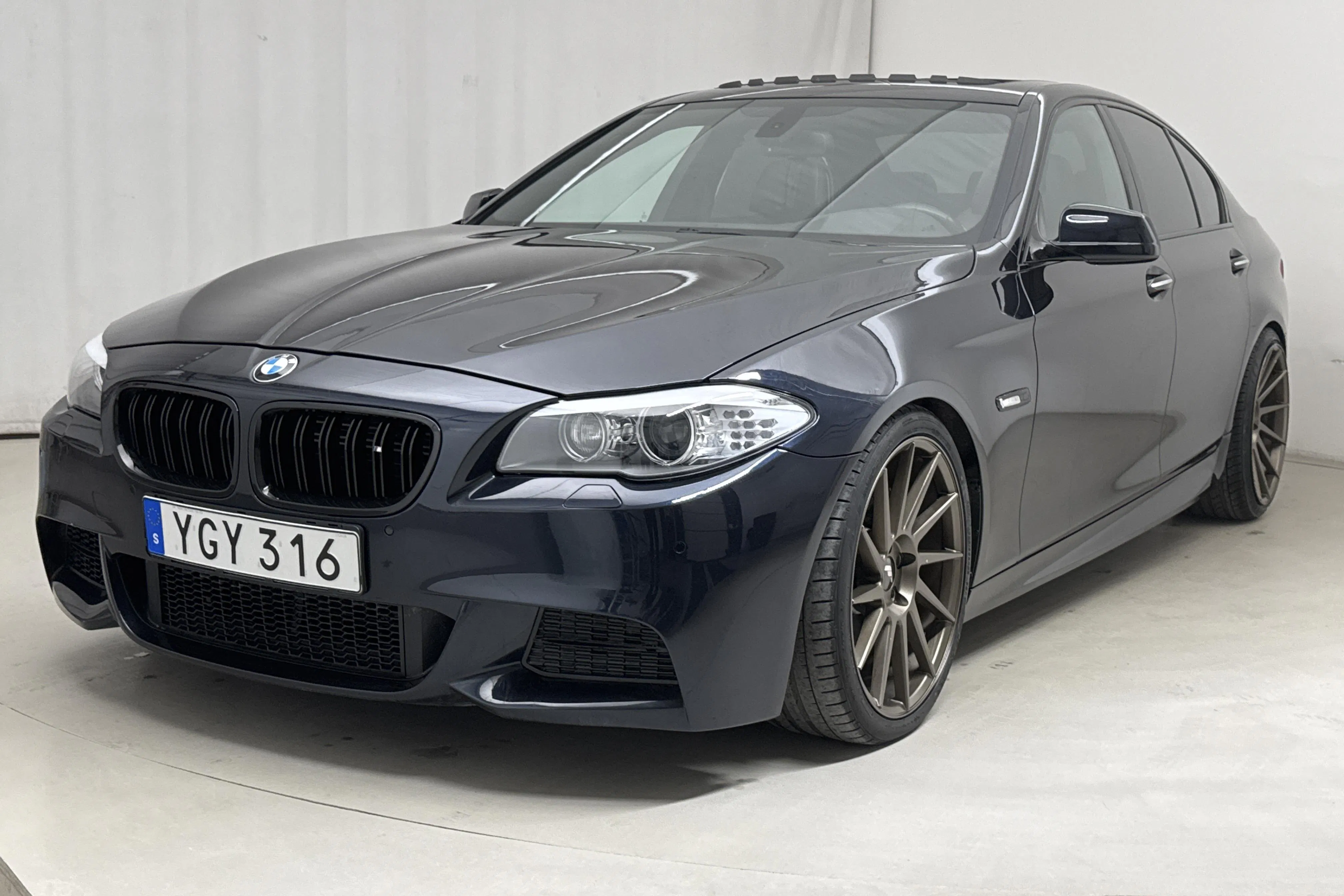 Presentationsfoto 1 av 20: BMW 550i xDrive Sedan, F10 (408hk) - 12 065 mil - Automat - Mörkblå - 2011