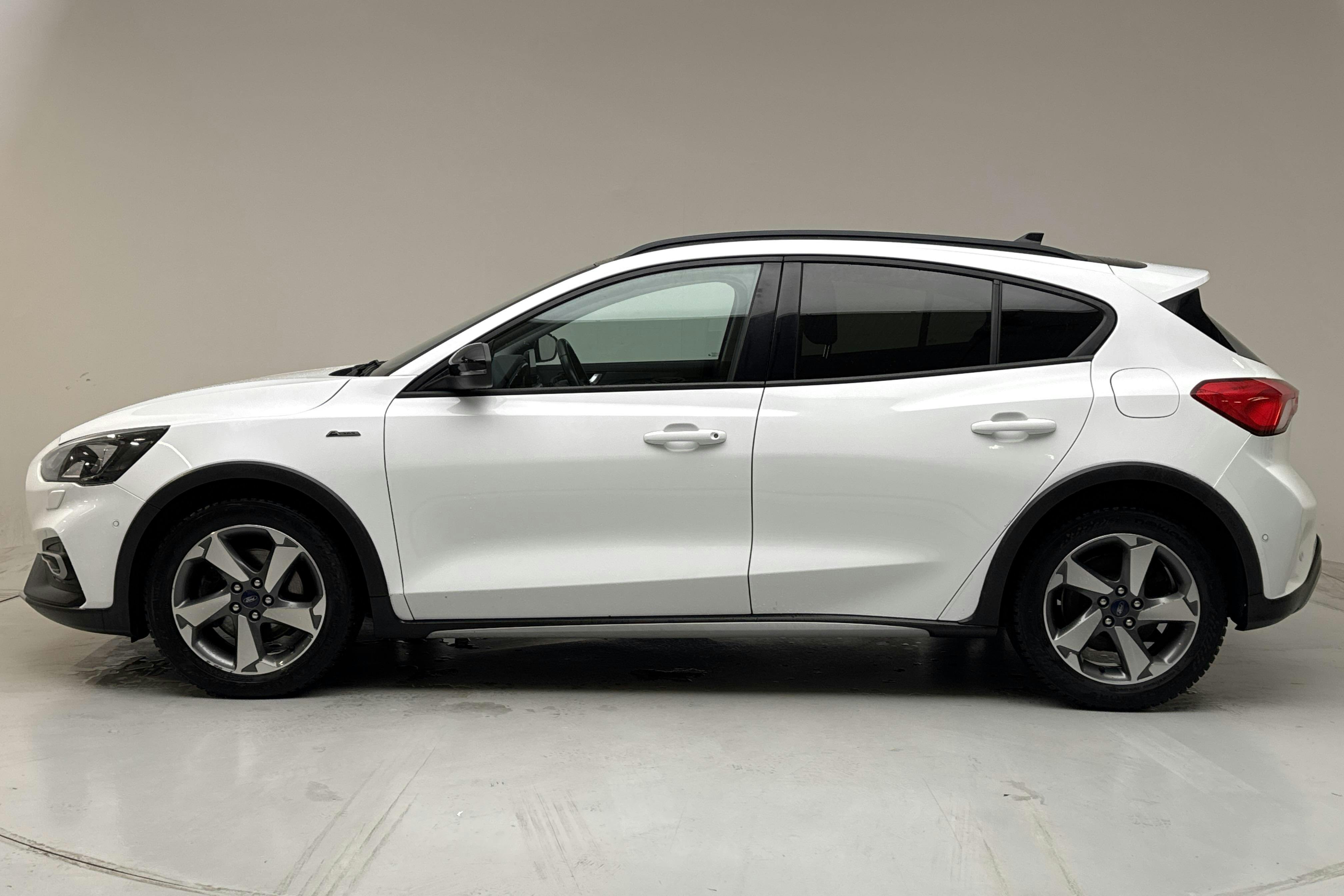 Presentationsfoto 2 av 14: Ford Focus 1.0T EcoBoost 5dr (125hk) - 9 781 mil - Automat - vit - 2020