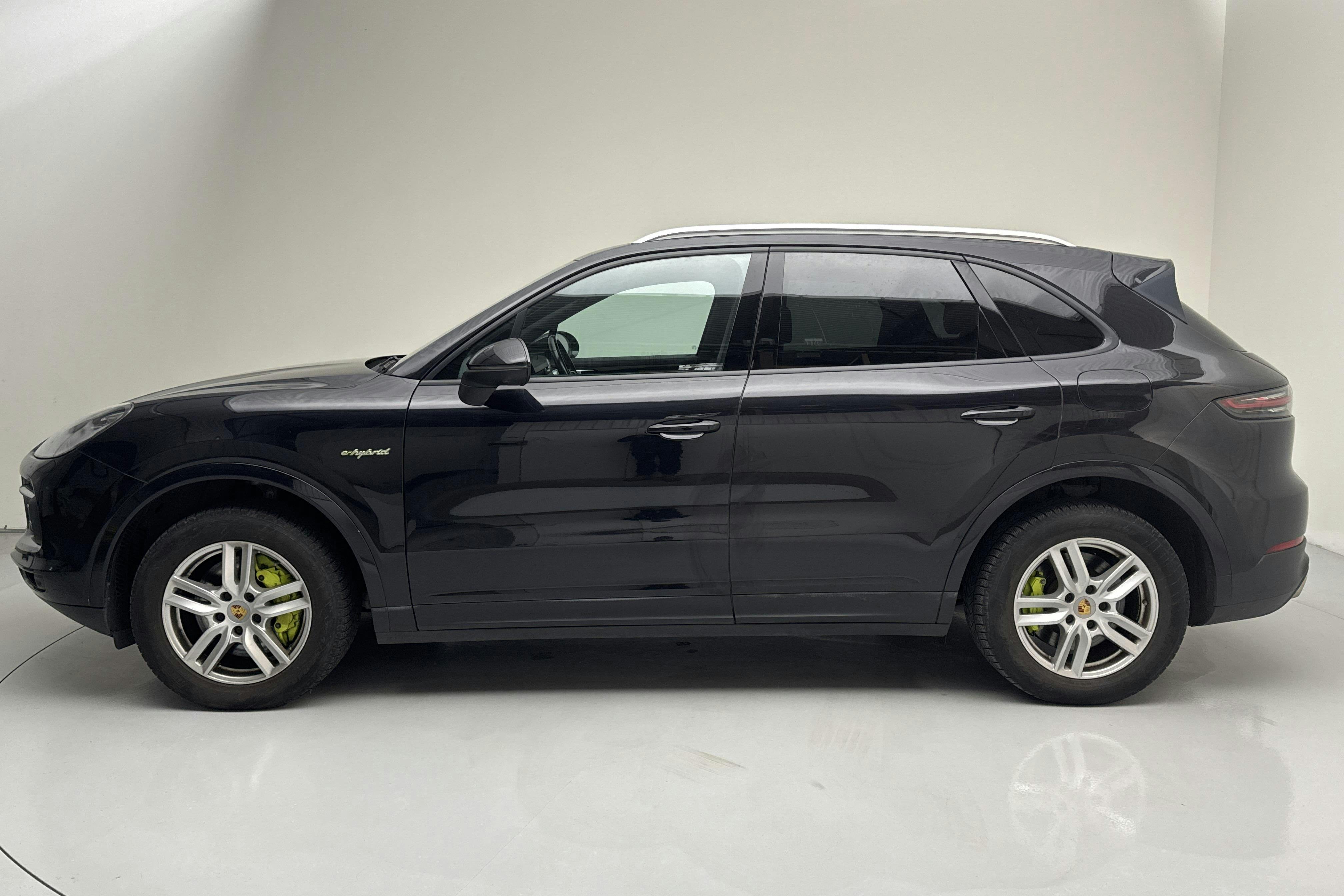 Zdjęcie prezentacyjne 2 z 16: Porsche Cayenne E-hybrid (462hk) - 92 380 km - Automatyczna - czarny - 2020