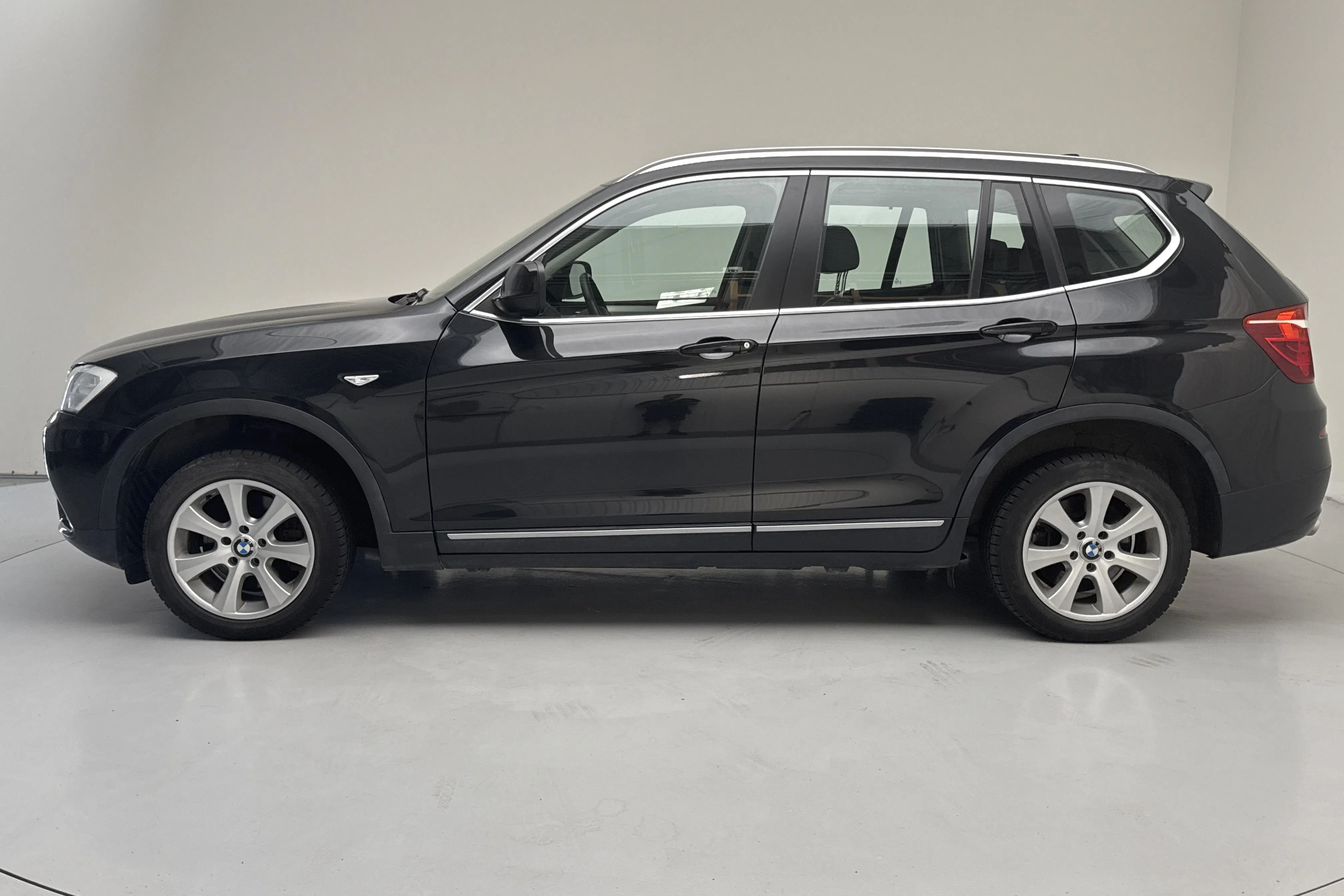 Presentation photo 2 of 15: BMW X3 xDrive20d, F25 (184hk) - 24 800 km - Manual - black - 2014
