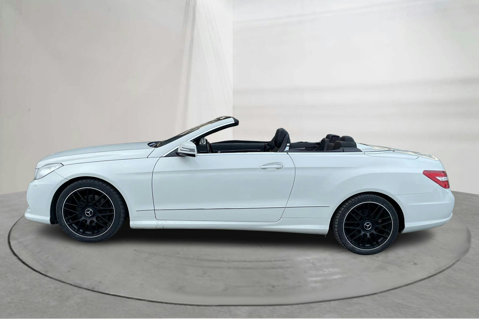 Presentationsfoto 2 av 18: Mercedes E 350 CDI BlueEfficiency Cabriolet A207 (231hk) - 7 964 mil - Automat - vit - 2010