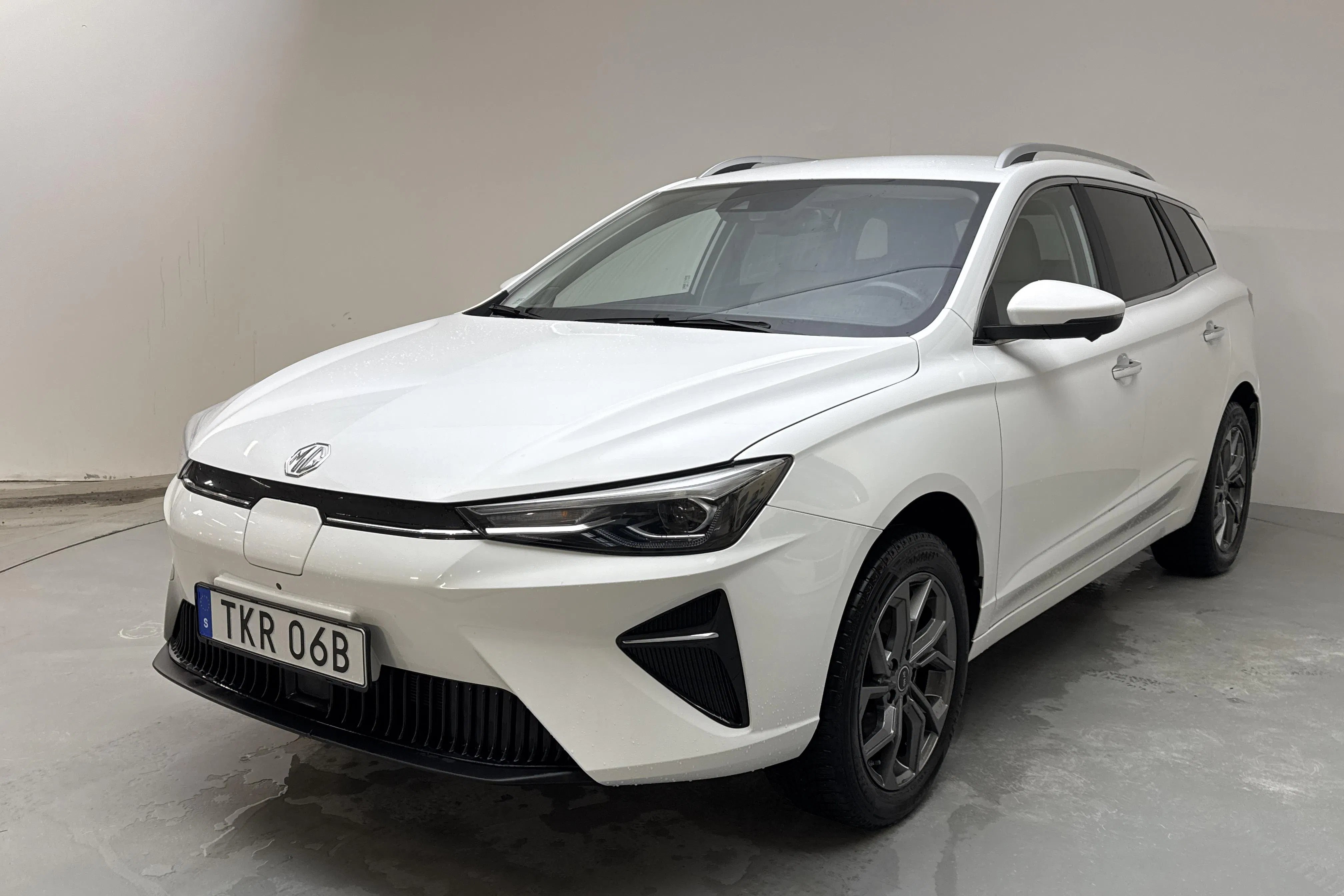 Presentation photo 1 of 14: MG MG5 Long Range 61 kWh (156hk) - 165 200 km - Automatic - white - 2022