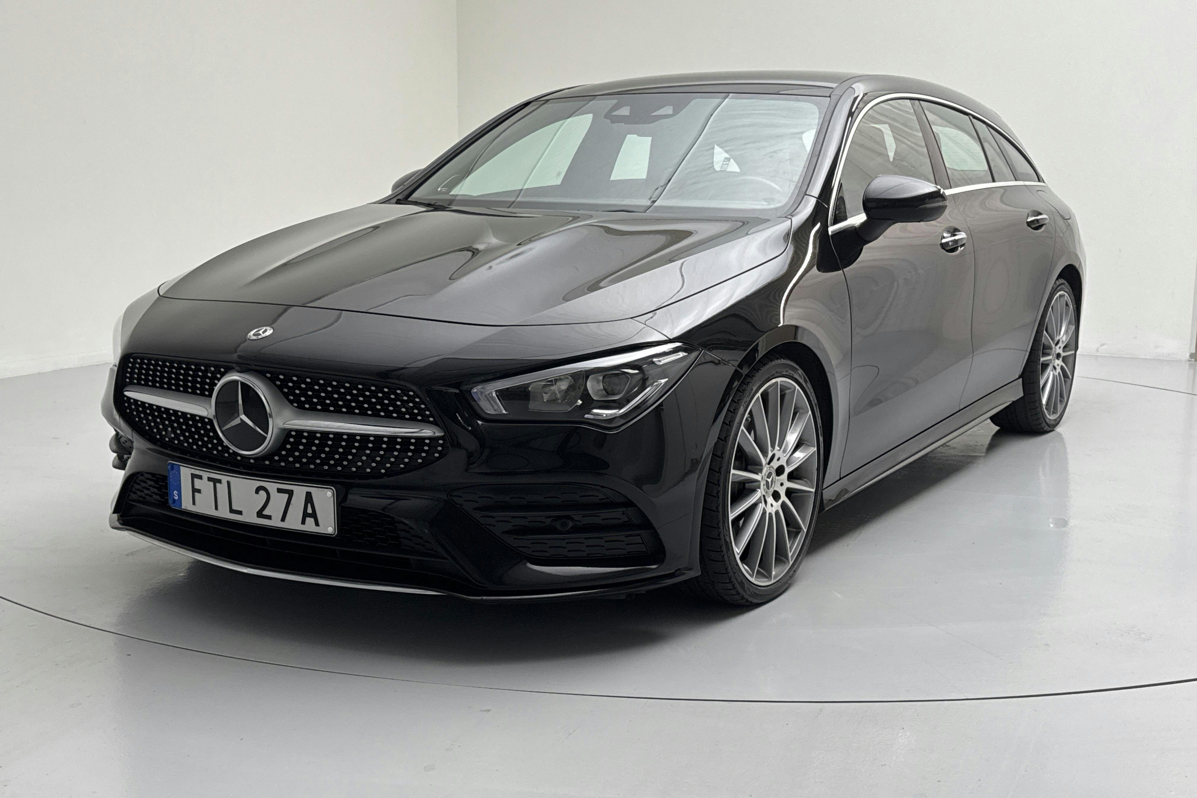 Presentationsfoto 1 av 16: Mercedes CLA 220 d Shooting Brake X118 (190hk) - 13 755 mil - Automat - svart - 2020