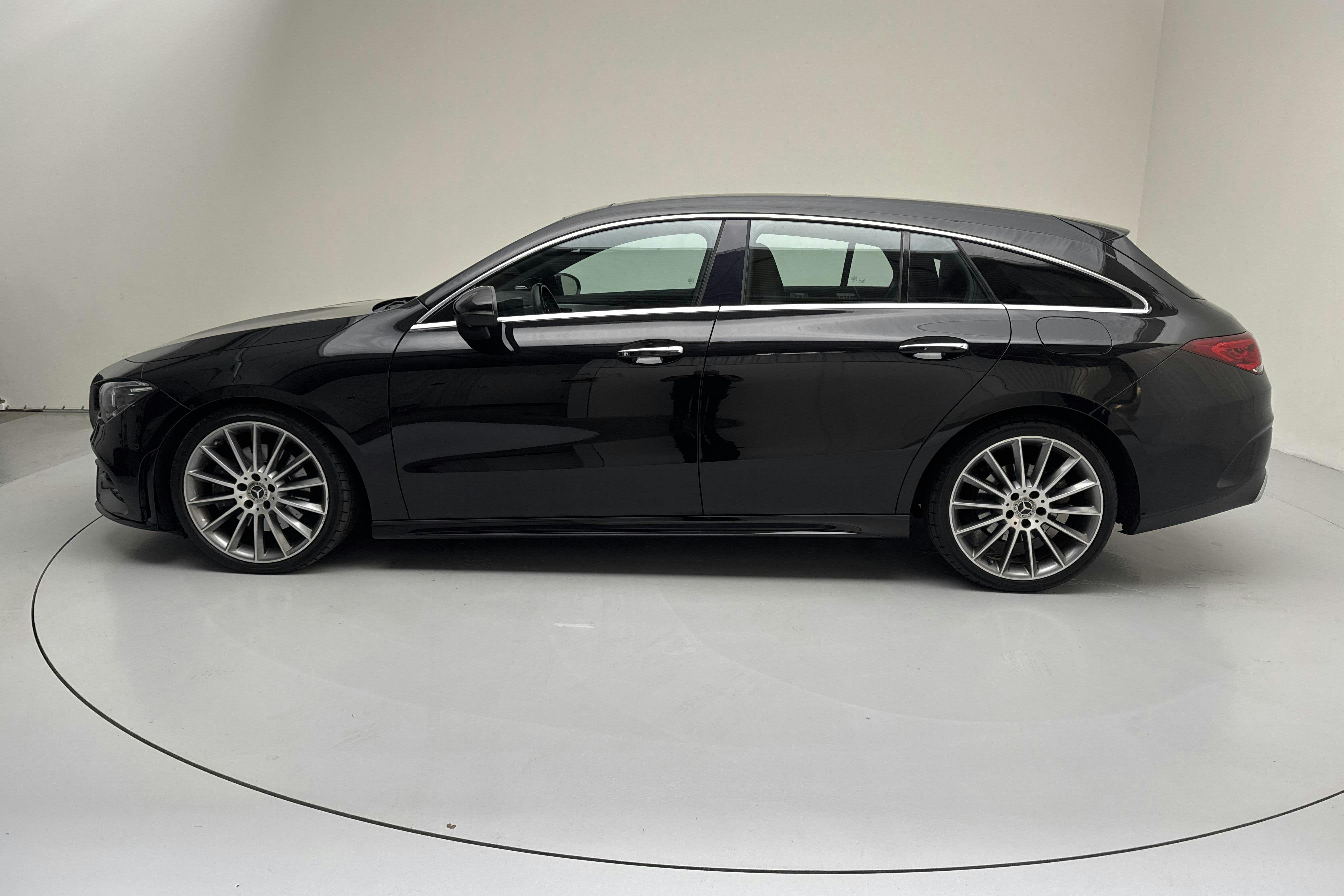 Presentationsfoto 2 av 16: Mercedes CLA 220 d Shooting Brake X118 (190hk) - 13 755 mil - Automat - svart - 2020