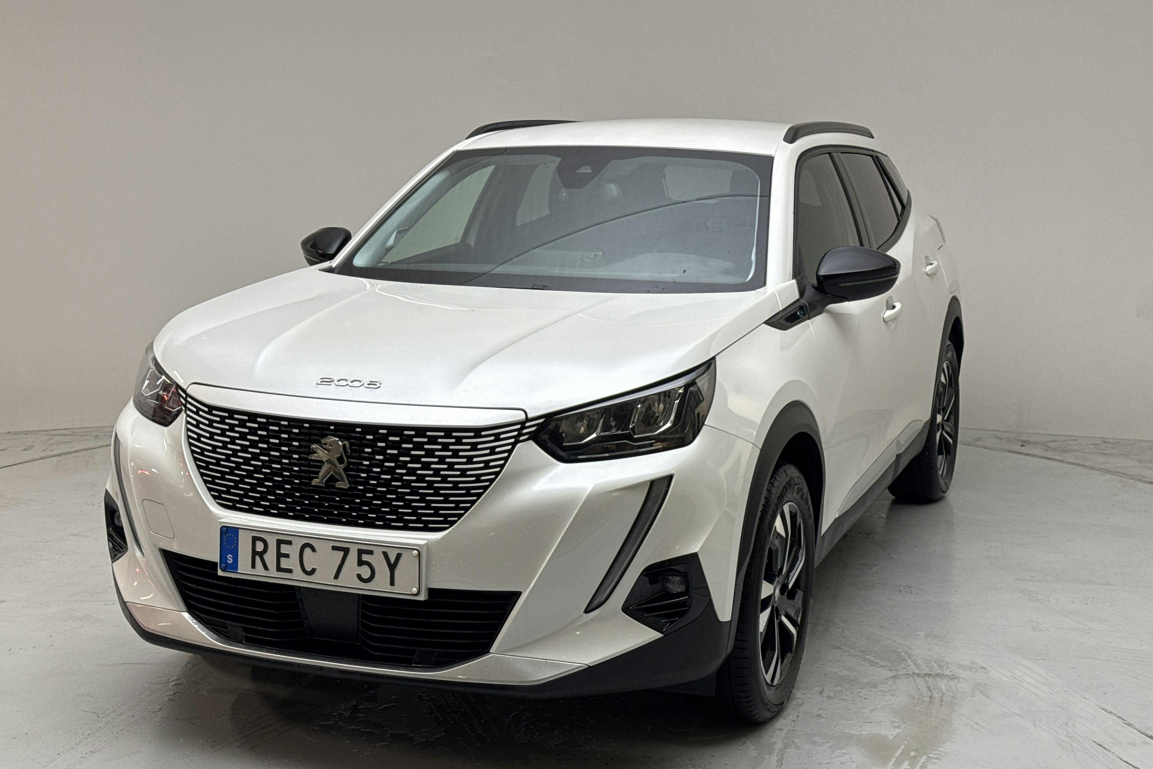 Presentationsfoto 1 av 15: Peugeot e-2008 50 kWh (136hk) - 8 246 mil - Automat - vit - 2022
