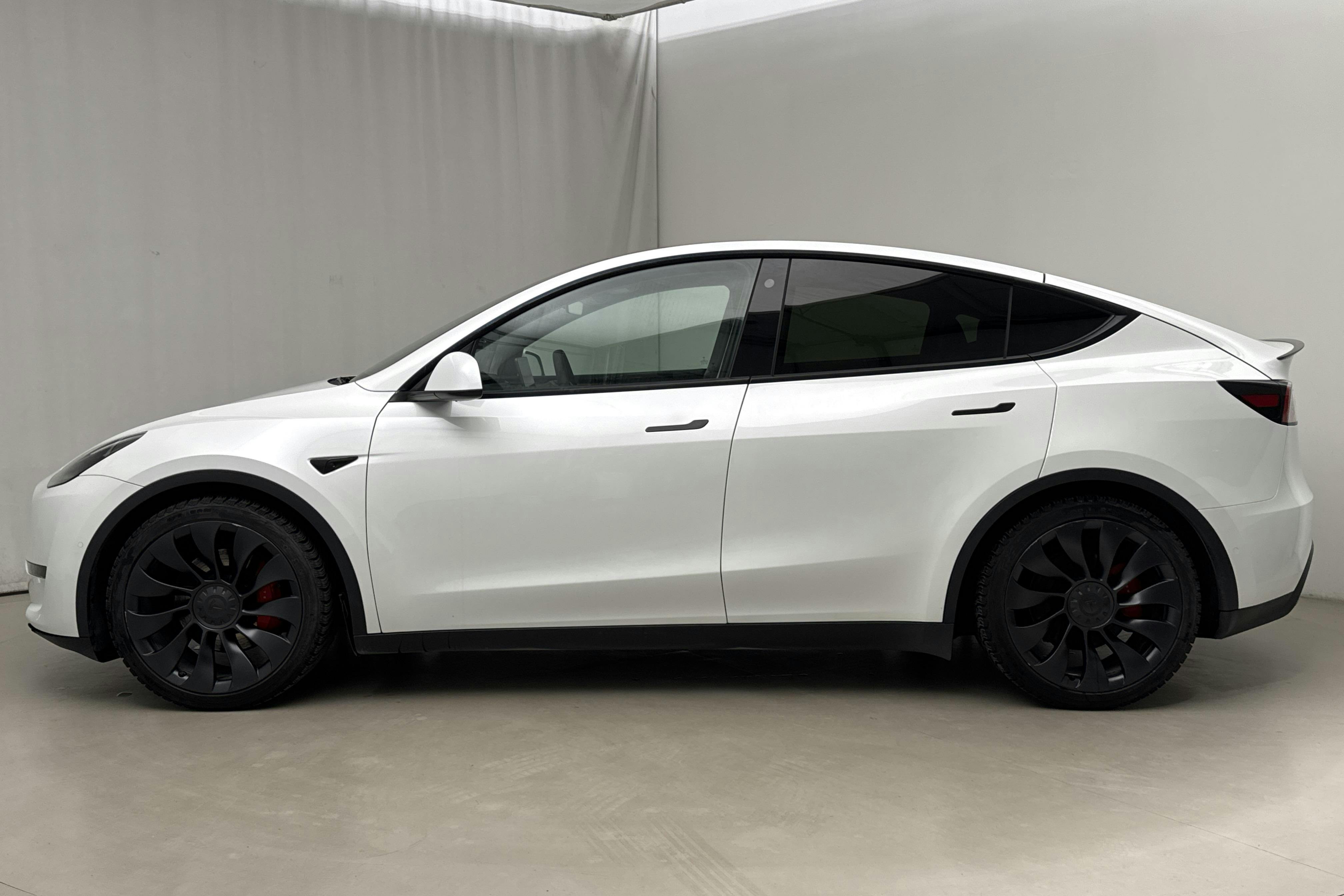 Presentationsfoto 2 av 22: Tesla Model Y Performance Dual Motor AWD - 4 679 mil - Automat - vit - 2022