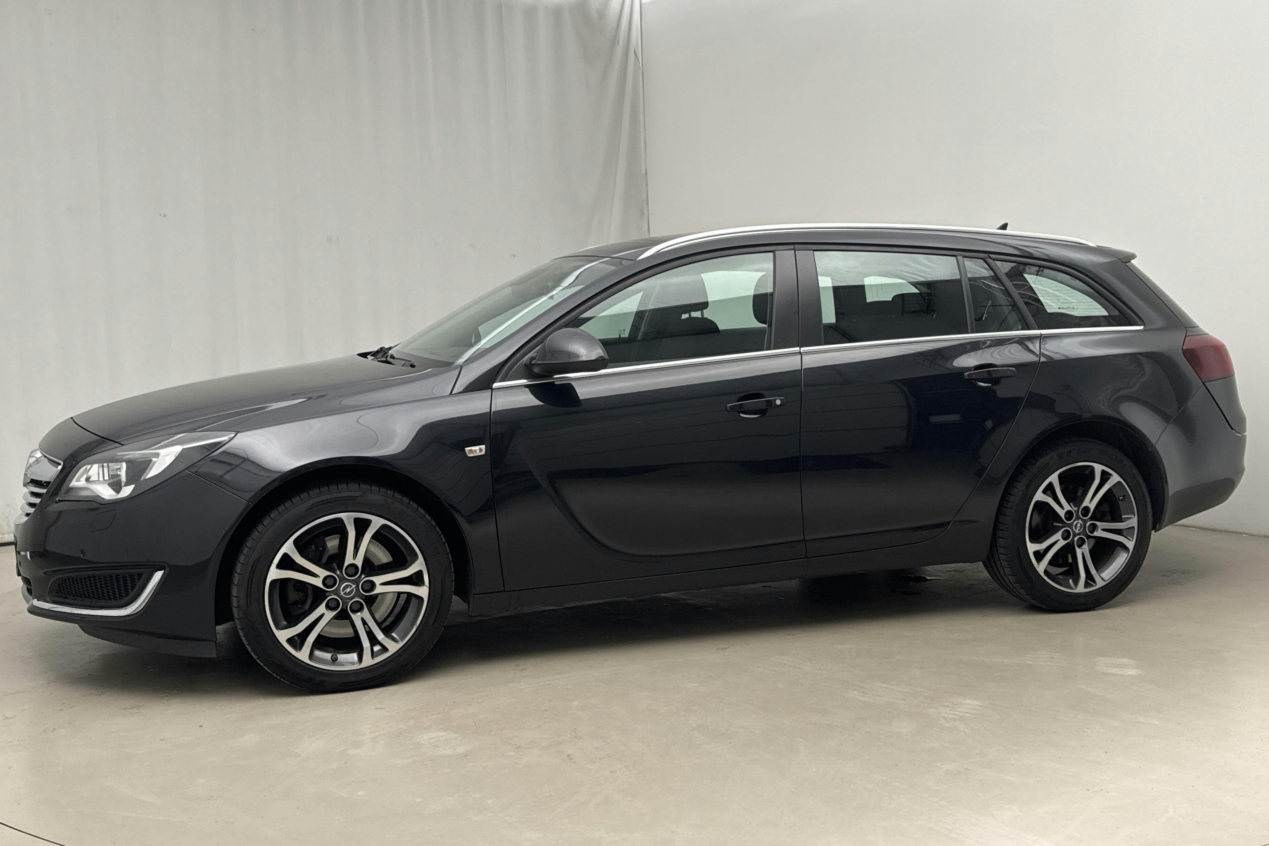 Presentation photo 2 of 16: Opel Insignia 2.0 ECOTEC 4x4 Sports Tourer (250hk) - 117 090 km - Automatic - black - 2014