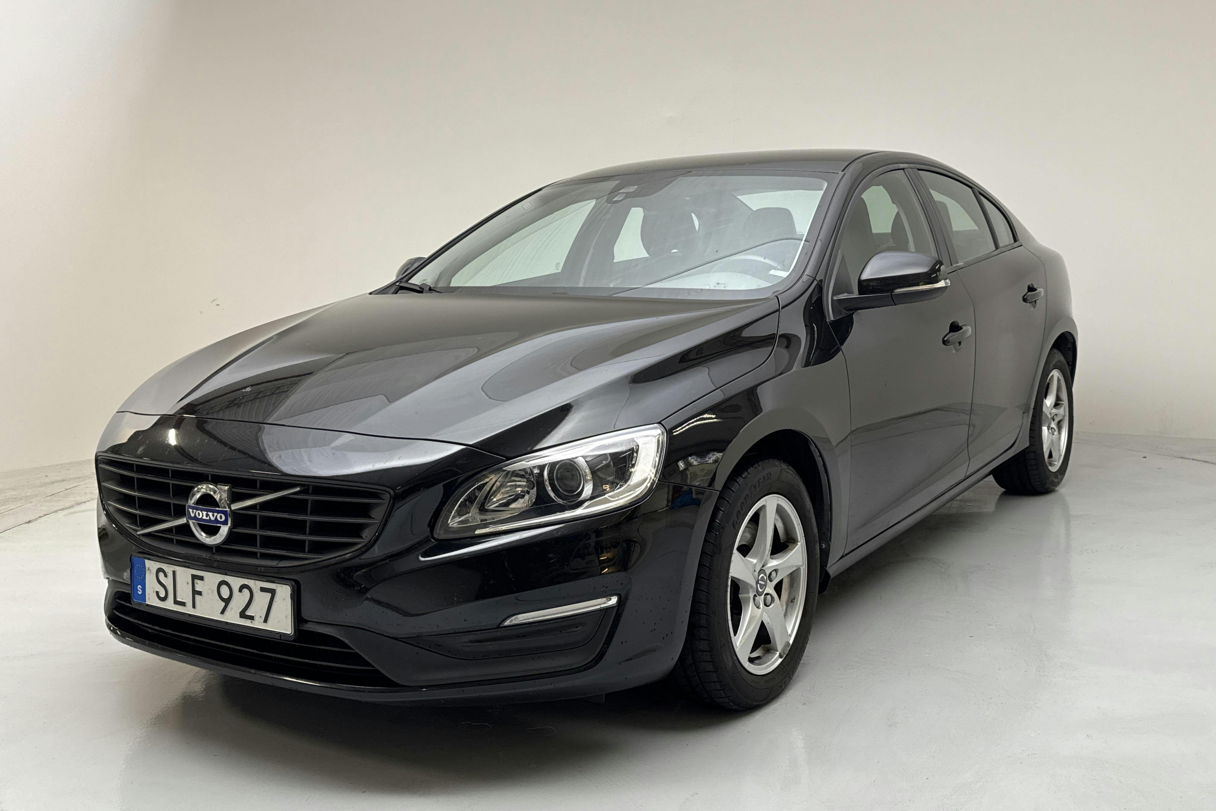 Volvo S60 T3 (152hk) - 85 940 km - Manual - black - 2018