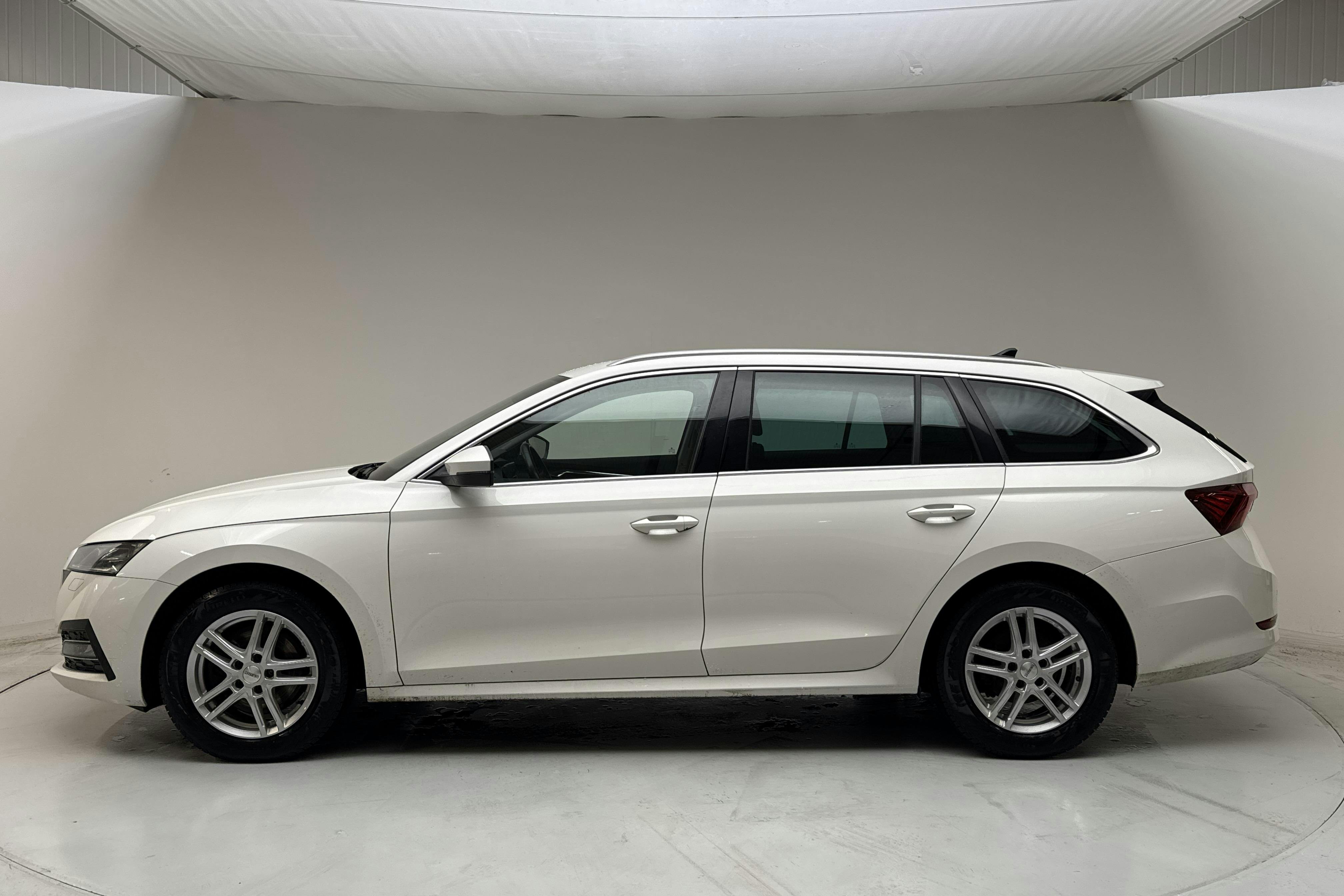 Presentationsfoto 2 av 15: Skoda Octavia 2.0 TDI Combi 4x4 (150hk) - 16 386 mil - Automat - vit - 2022