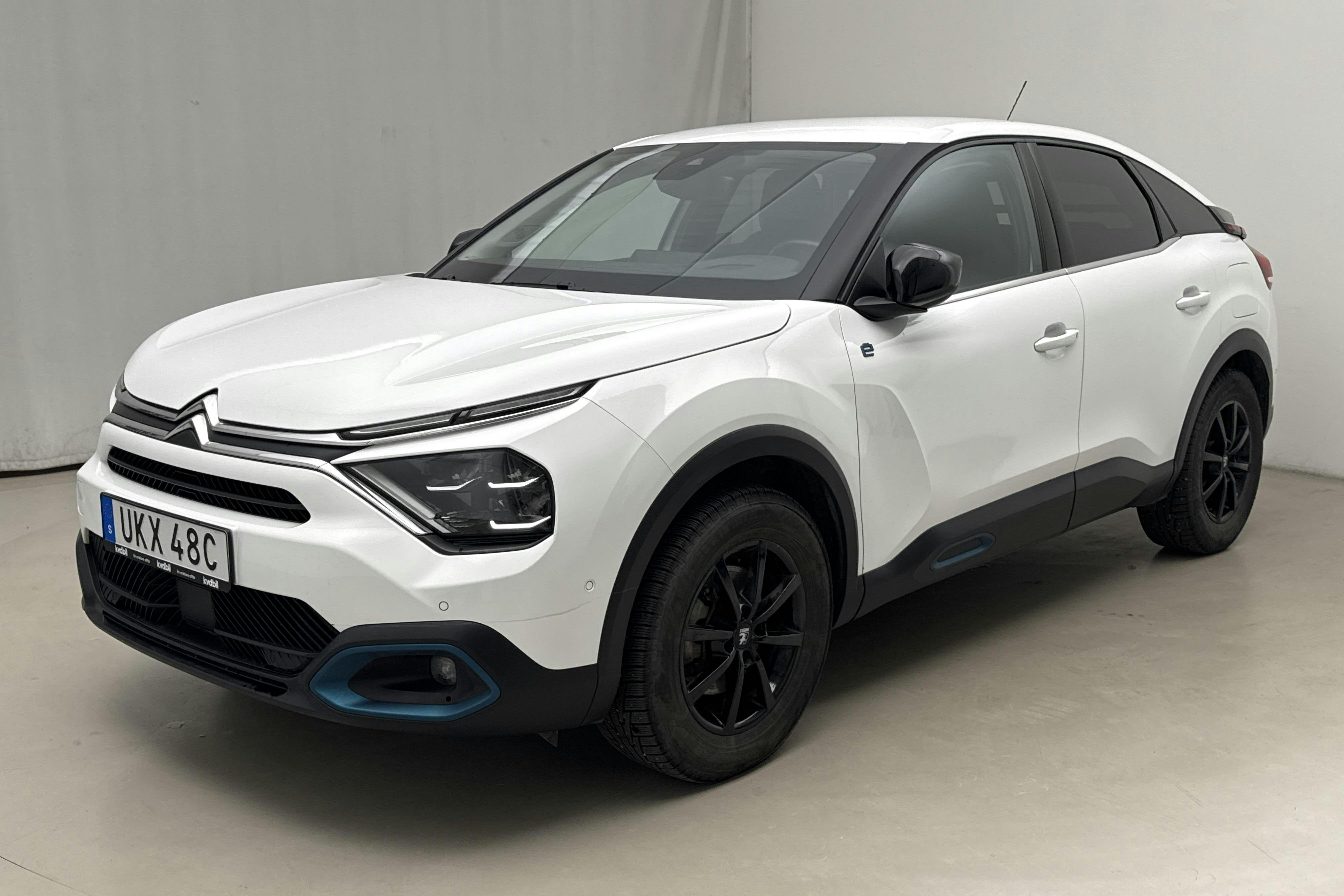 Presentationsfoto 1 av 17: Citroën e-C4 50 kWh (136hk) - 6 025 mil - Automat - vit - 2022