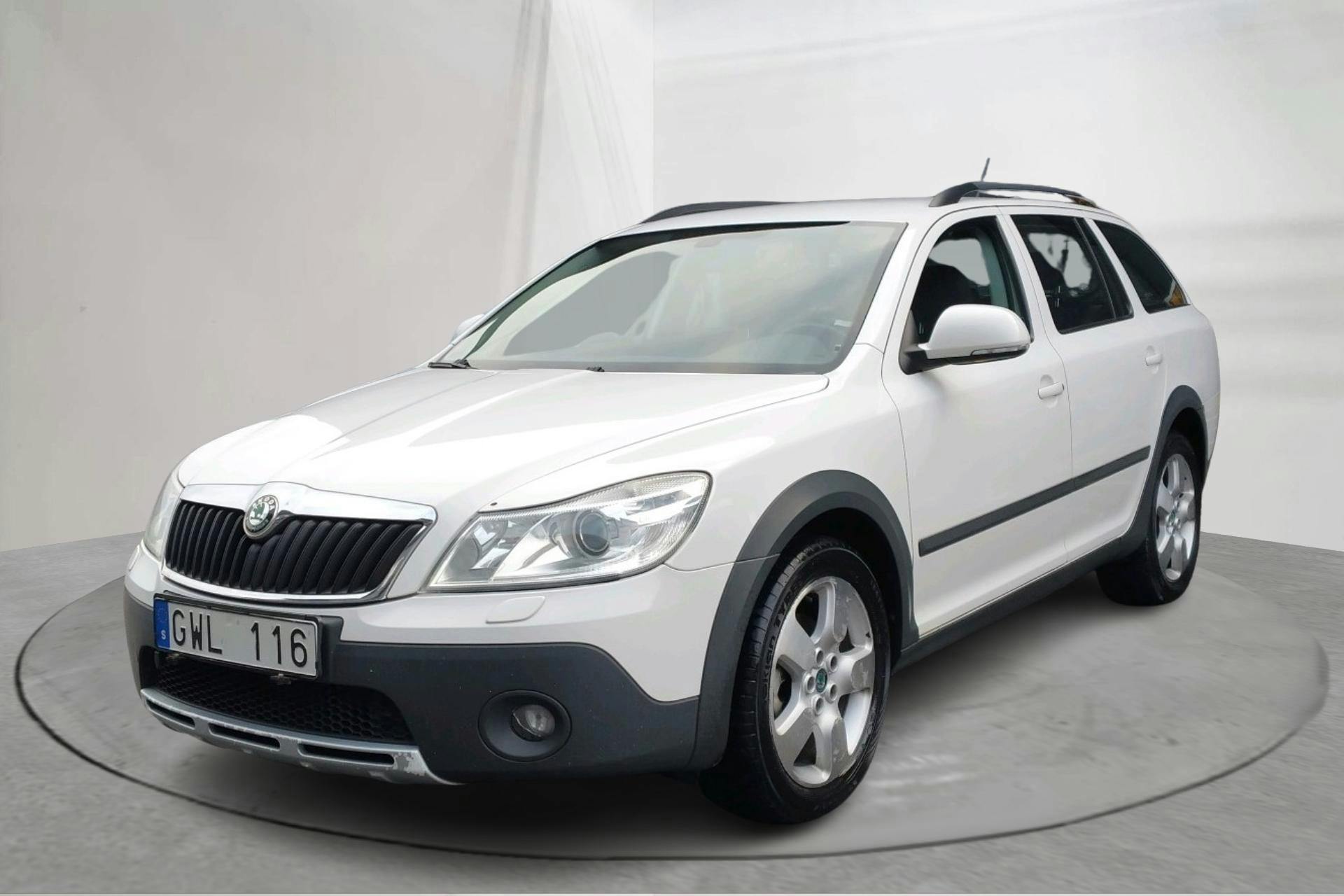 Presentationsfoto 1 av 15: Skoda Octavia Scout II 2.0 TDI 4X4 (140hk) - 29 113 mil - Manuell - vit - 2011