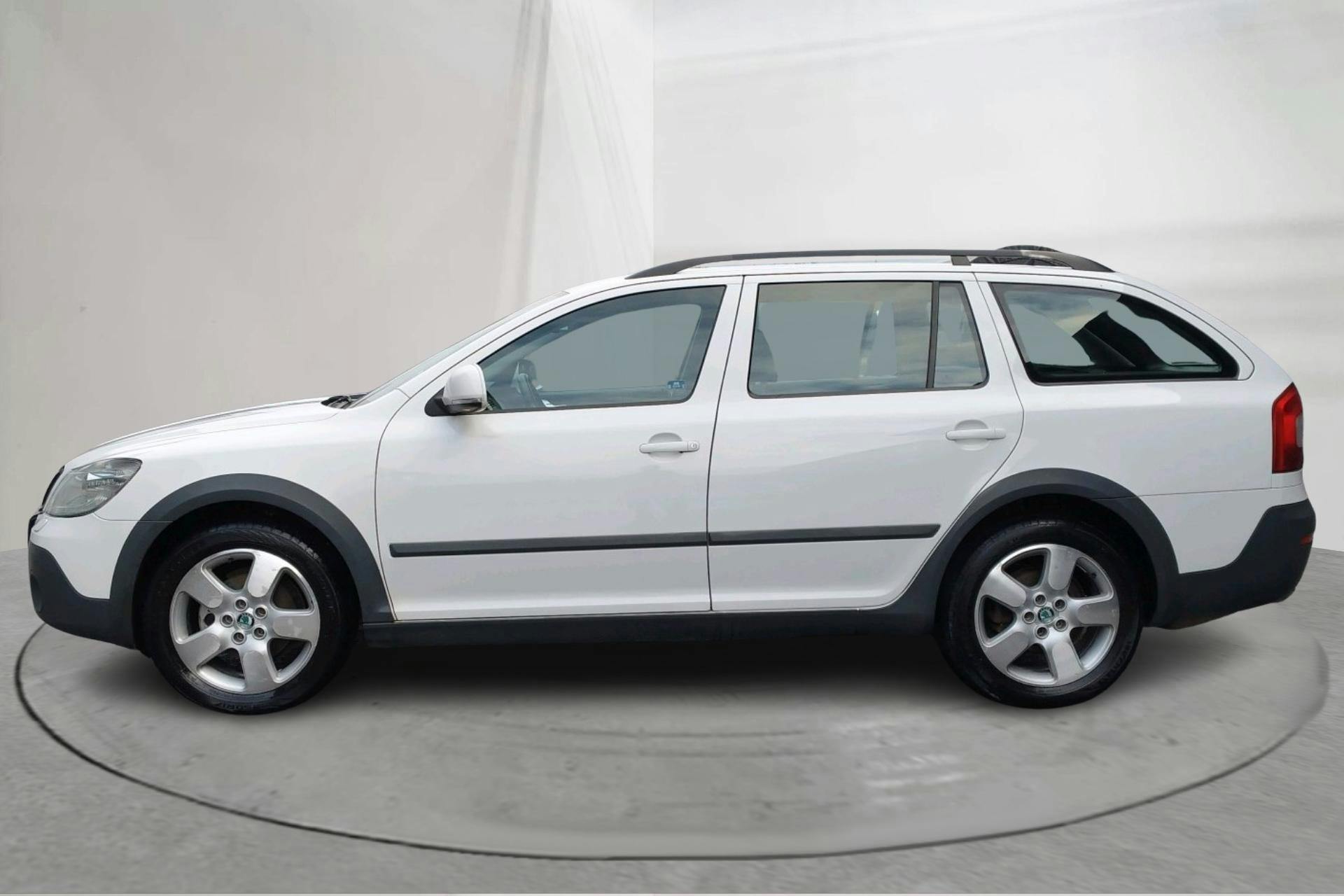 Presentationsfoto 2 av 15: Skoda Octavia Scout II 2.0 TDI 4X4 (140hk) - 29 113 mil - Manuell - vit - 2011