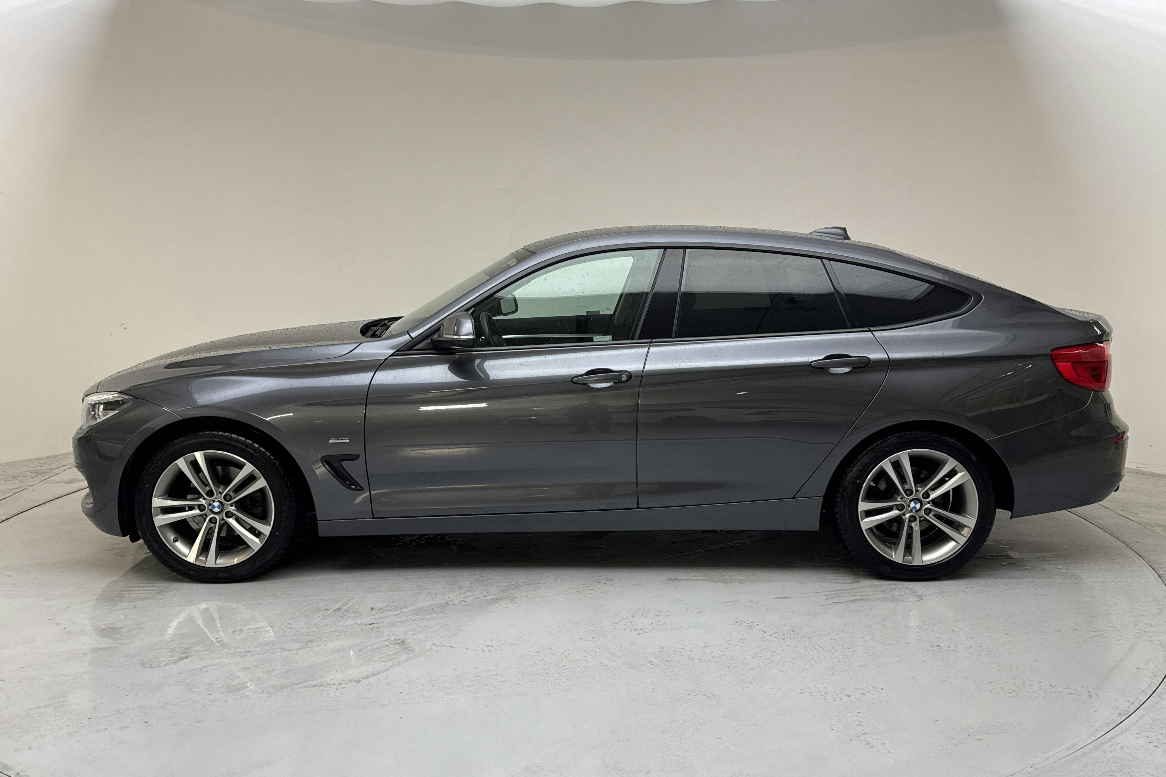 Presentationsfoto 2 av 14: BMW 320d GT xDrive, F34 (190hk) - 12 632 mil - Automat - grå - 2018