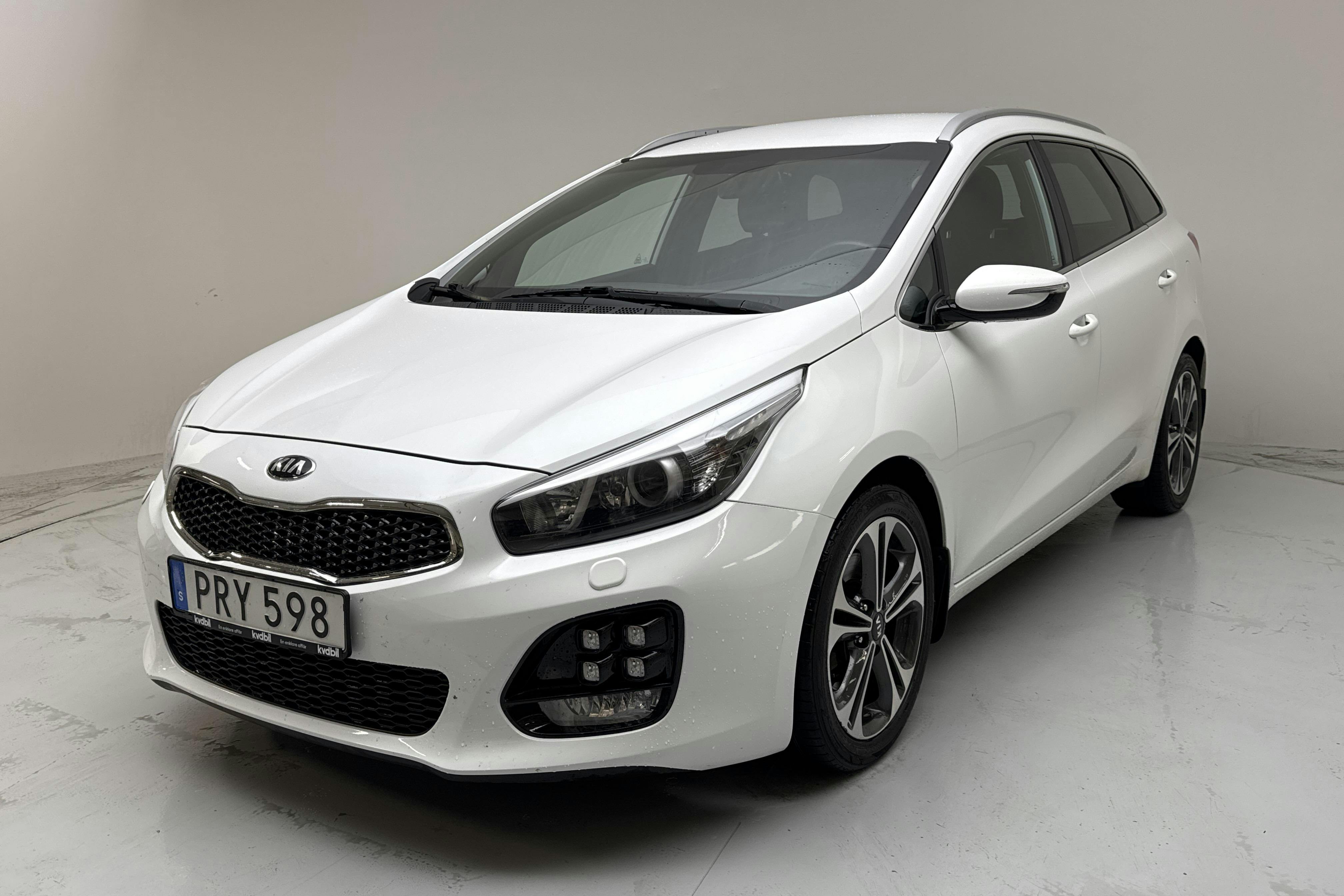 Presentation photo 1 of 14: KIA Cee'd 1.6 SW (135hk) - 69 230 km - Manual - white - 2018
