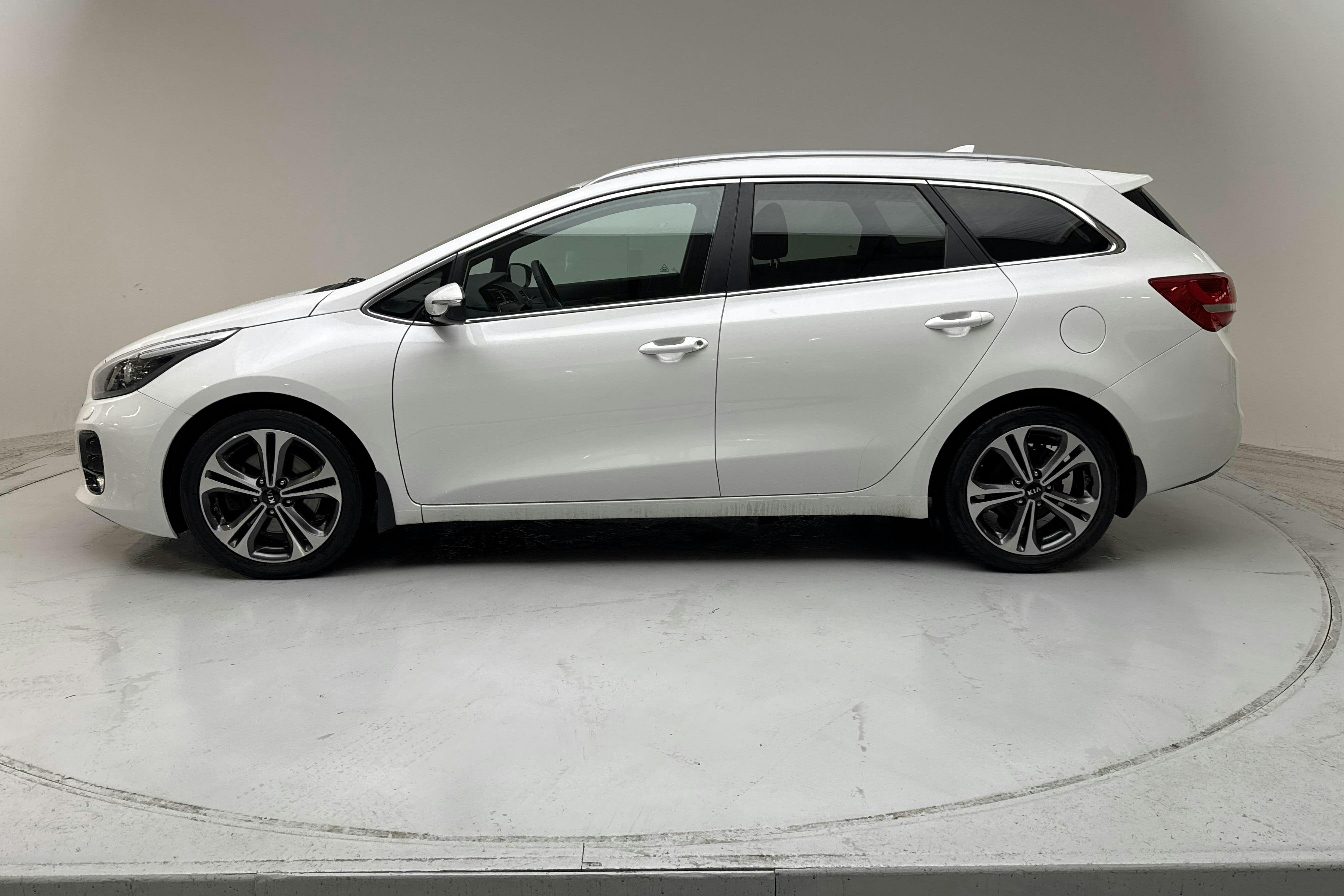 Presentation photo 2 of 14: KIA Cee'd 1.6 SW (135hk) - 69 230 km - Manual - white - 2018