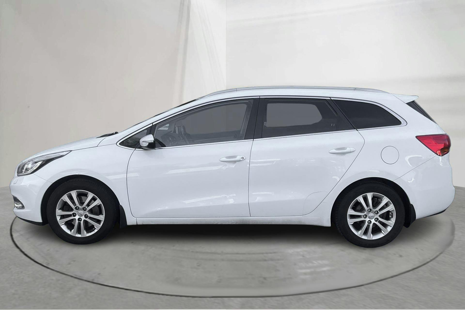 Esitlusfoto 2 aadressil 11: KIA Cee'd 1.6 CRDi SW (128hk) - 130 240 km - Käsitsi - valge - 2015