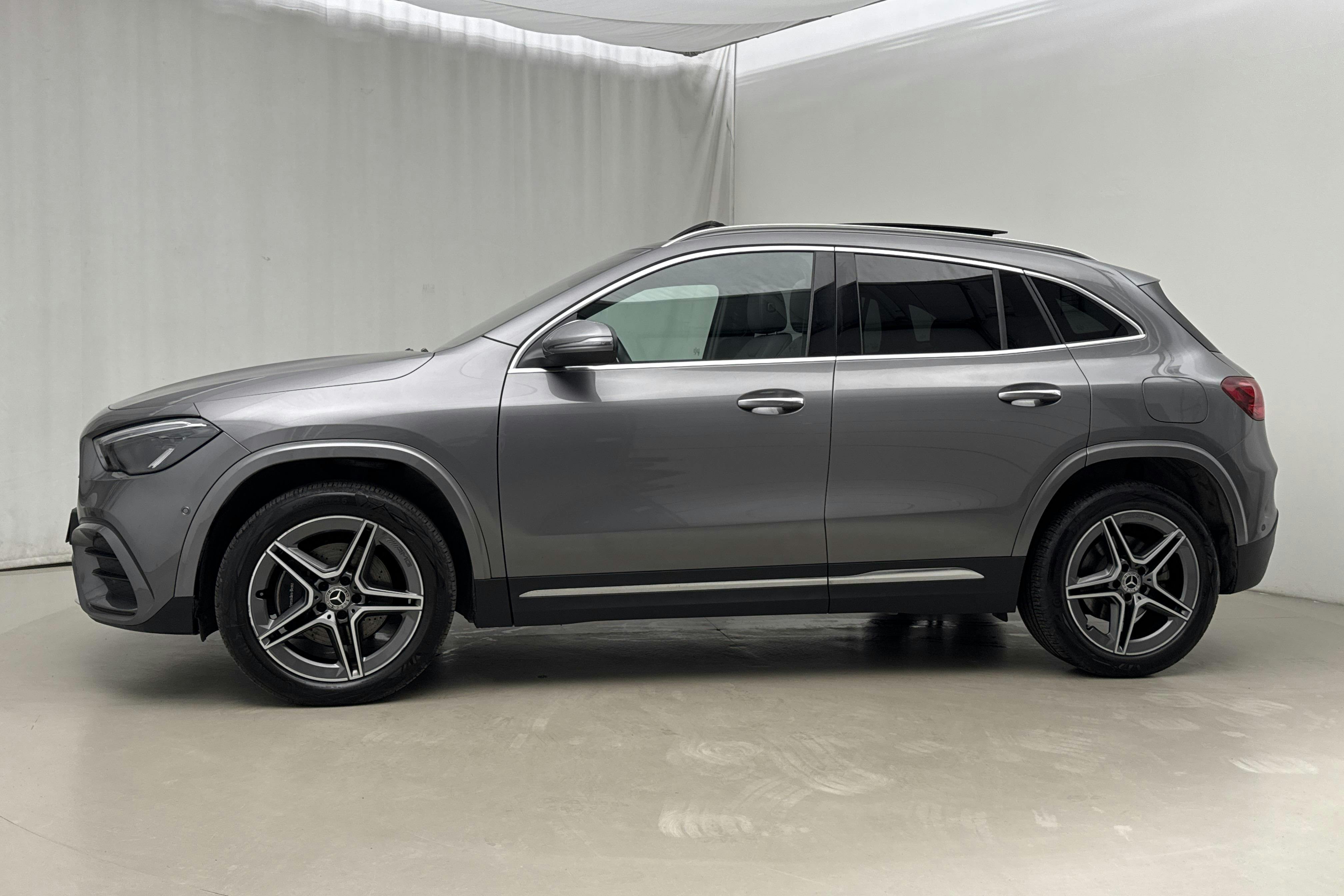 Presentationsfoto 2 av 27: Mercedes GLA 250 e H247 (218hk) - 1 355 mil - Automat - Dark Grey - 2024