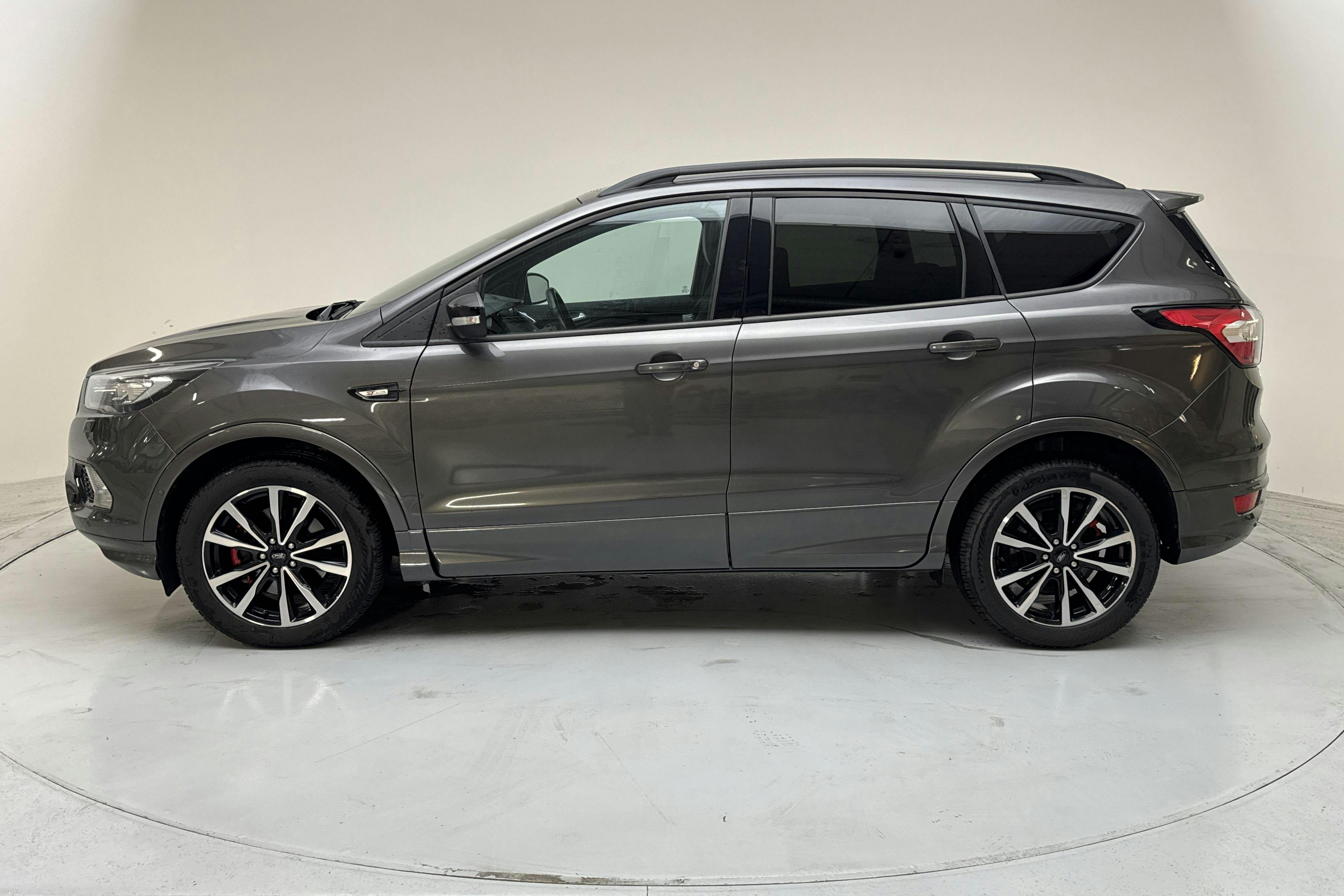 Presentationsfoto 2 av 14: Ford Kuga 1.5 EcoBoost E85 (150hk) - 17 984 mil - Automat - grå - 2019