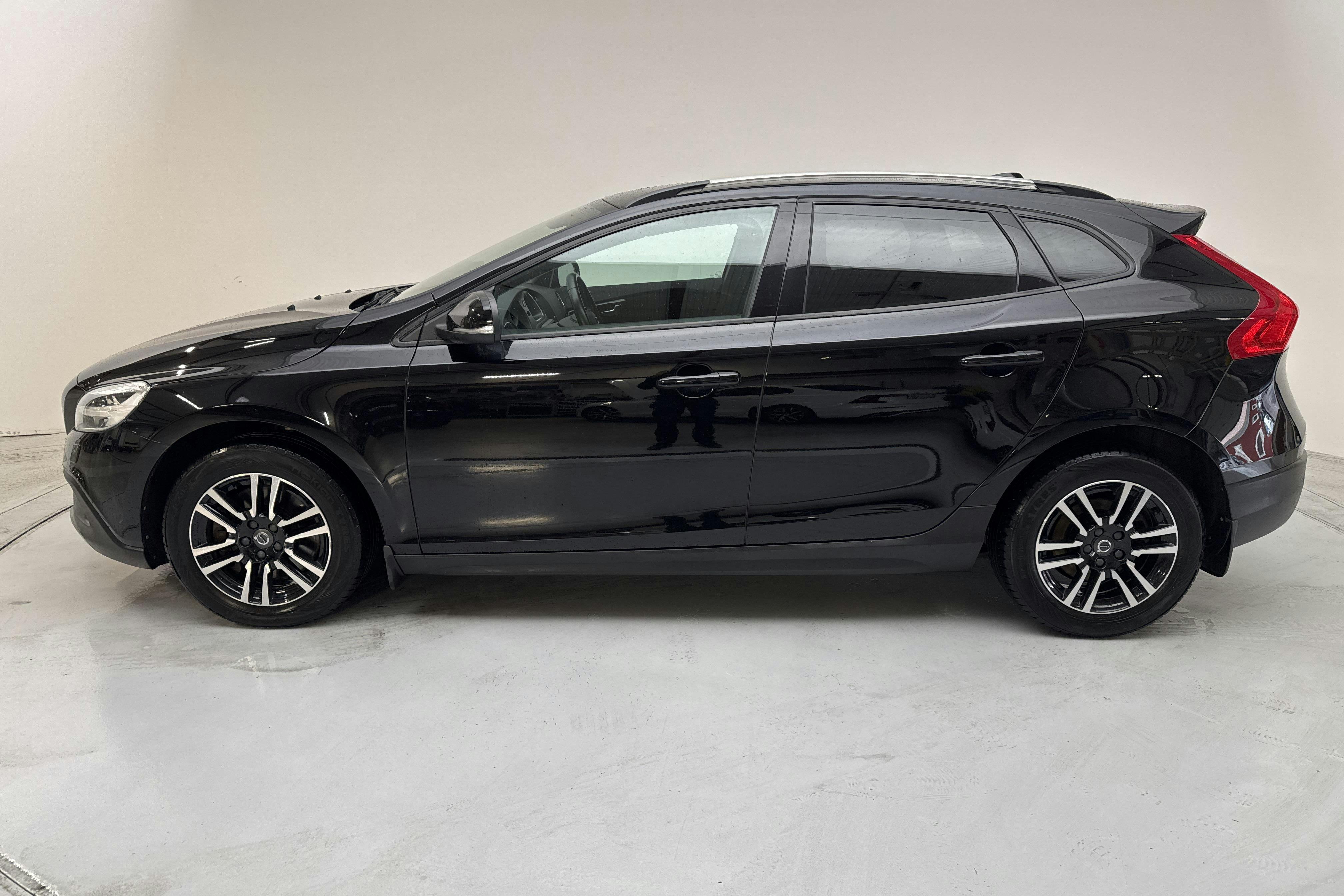 Presentationsfoto 2 av 13: Volvo V40 Cross Country T3 (152hk) - 9 574 mil - Automat - svart - 2018