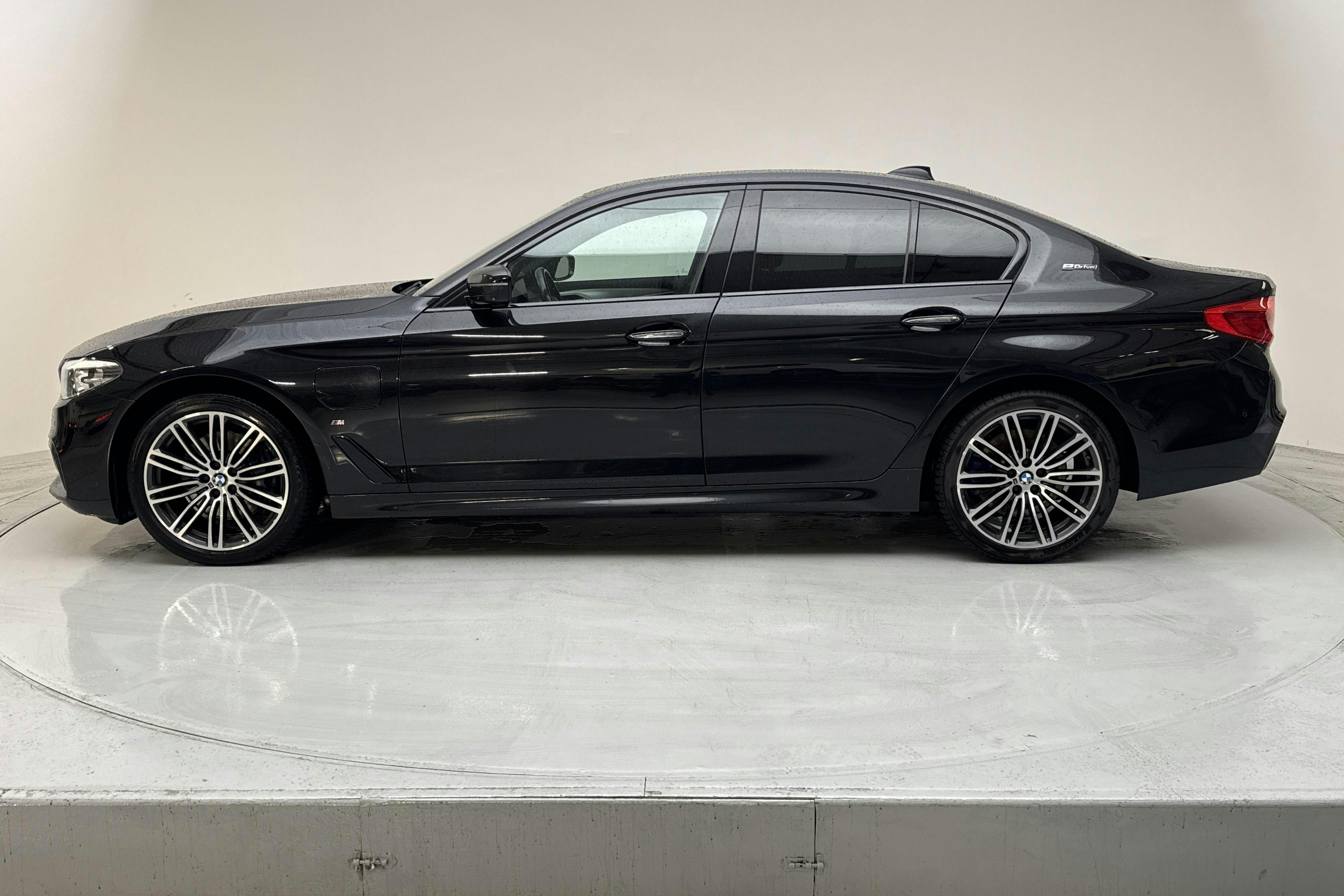 Presentationsfoto 2 av 17: BMW 530e iPerformance Sedan, G30 (252hk) - 14 963 mil - Automat - svart - 2018
