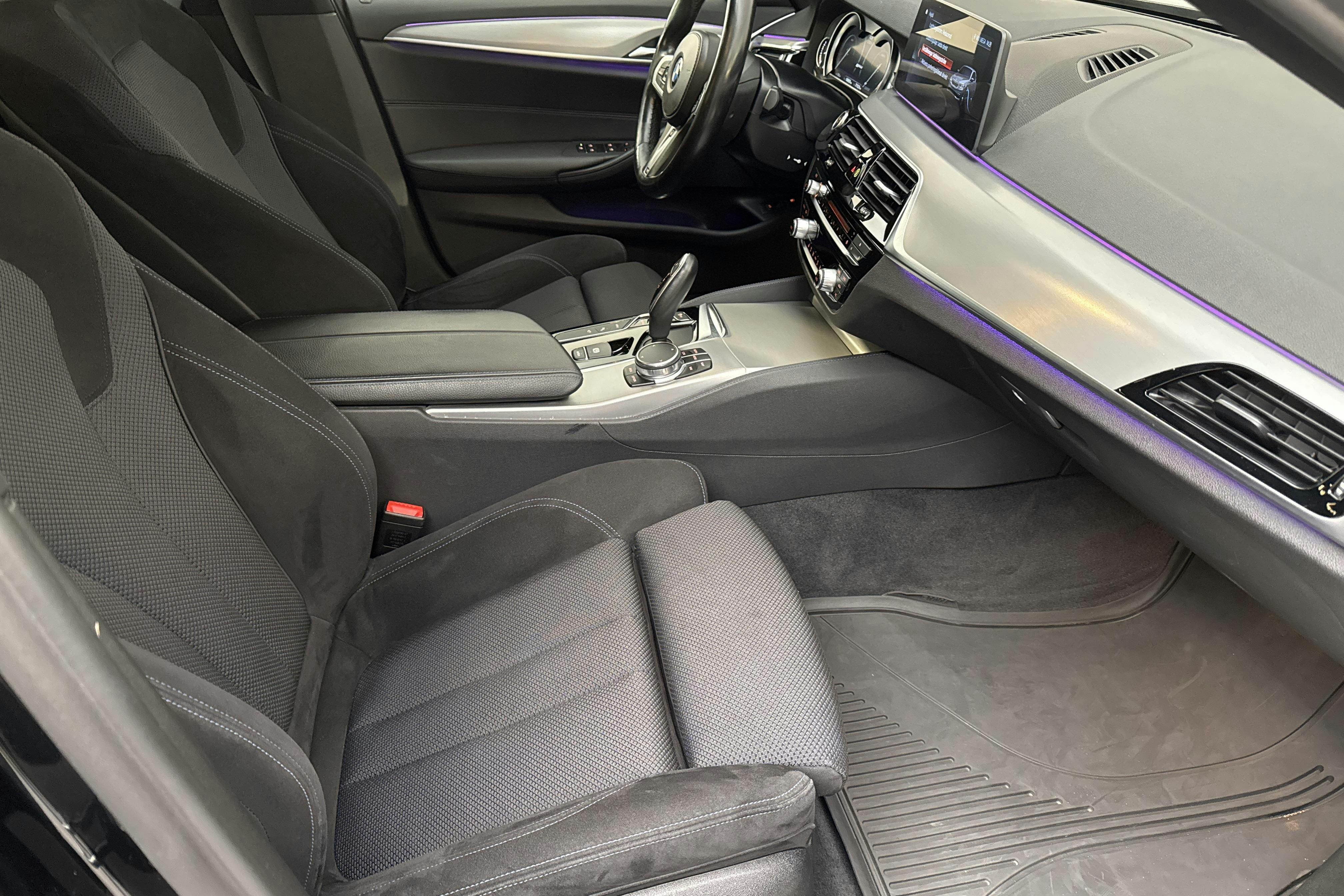 Presentationsfoto 17 av 17: BMW 530e iPerformance Sedan, G30 (252hk) - 14 963 mil - Automat - svart - 2018