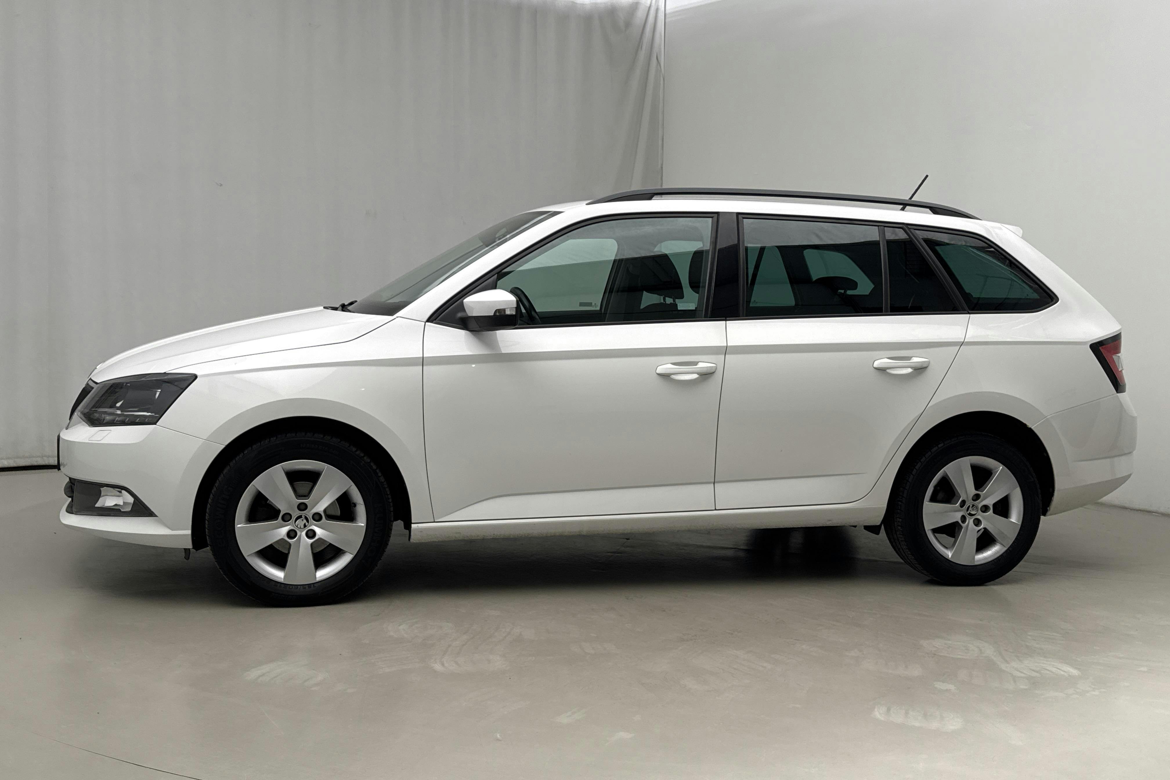 Presentationsfoto 2 av 17: Skoda Fabia 1.2 TSI Kombi (90hk) - 9 905 mil - Manuell - vit - 2017