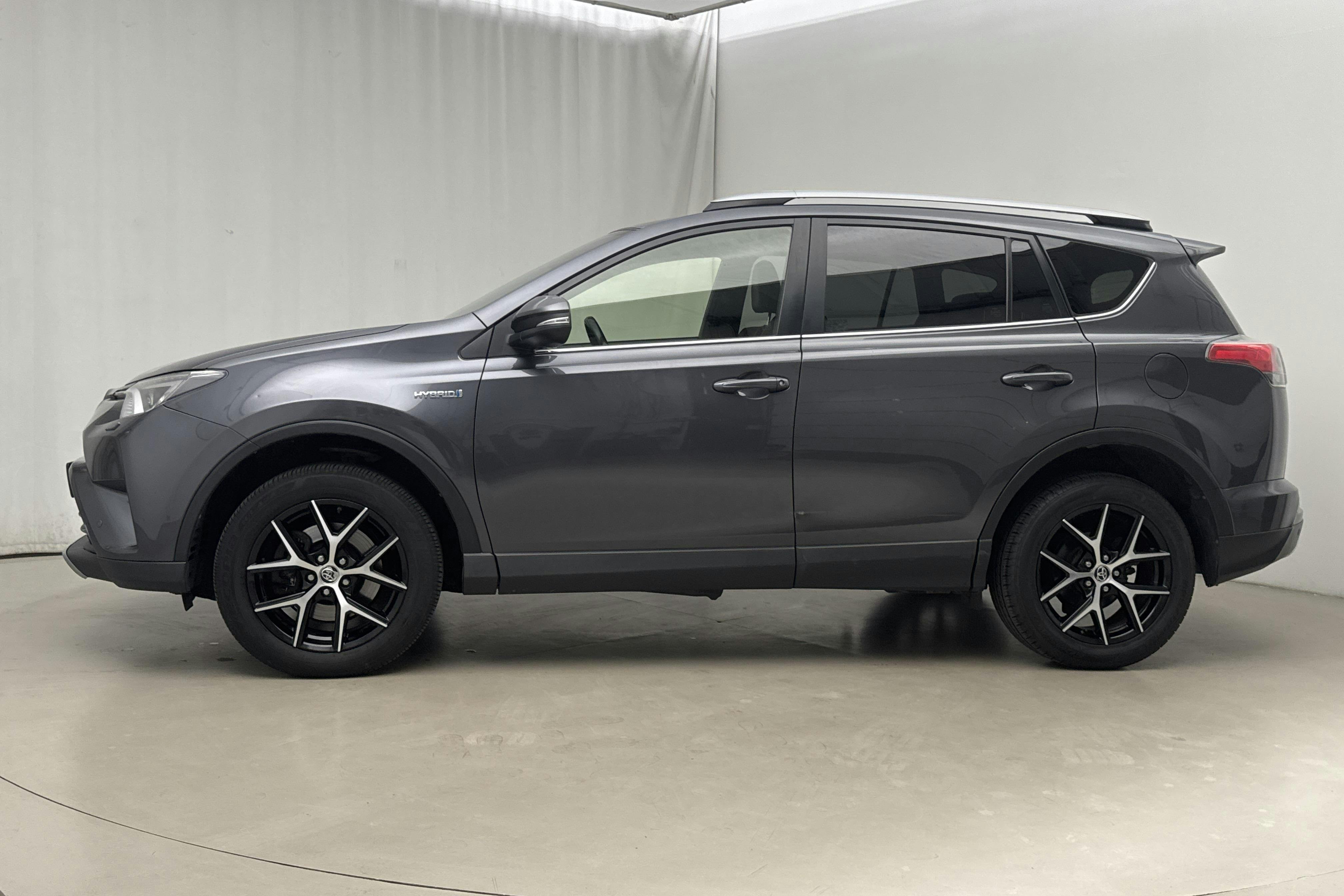 Presentationsfoto 2 av 15: Toyota RAV4 2.5 HSD AWD (197hk) - 17 604 mil - Automat - Dark Grey - 2016
