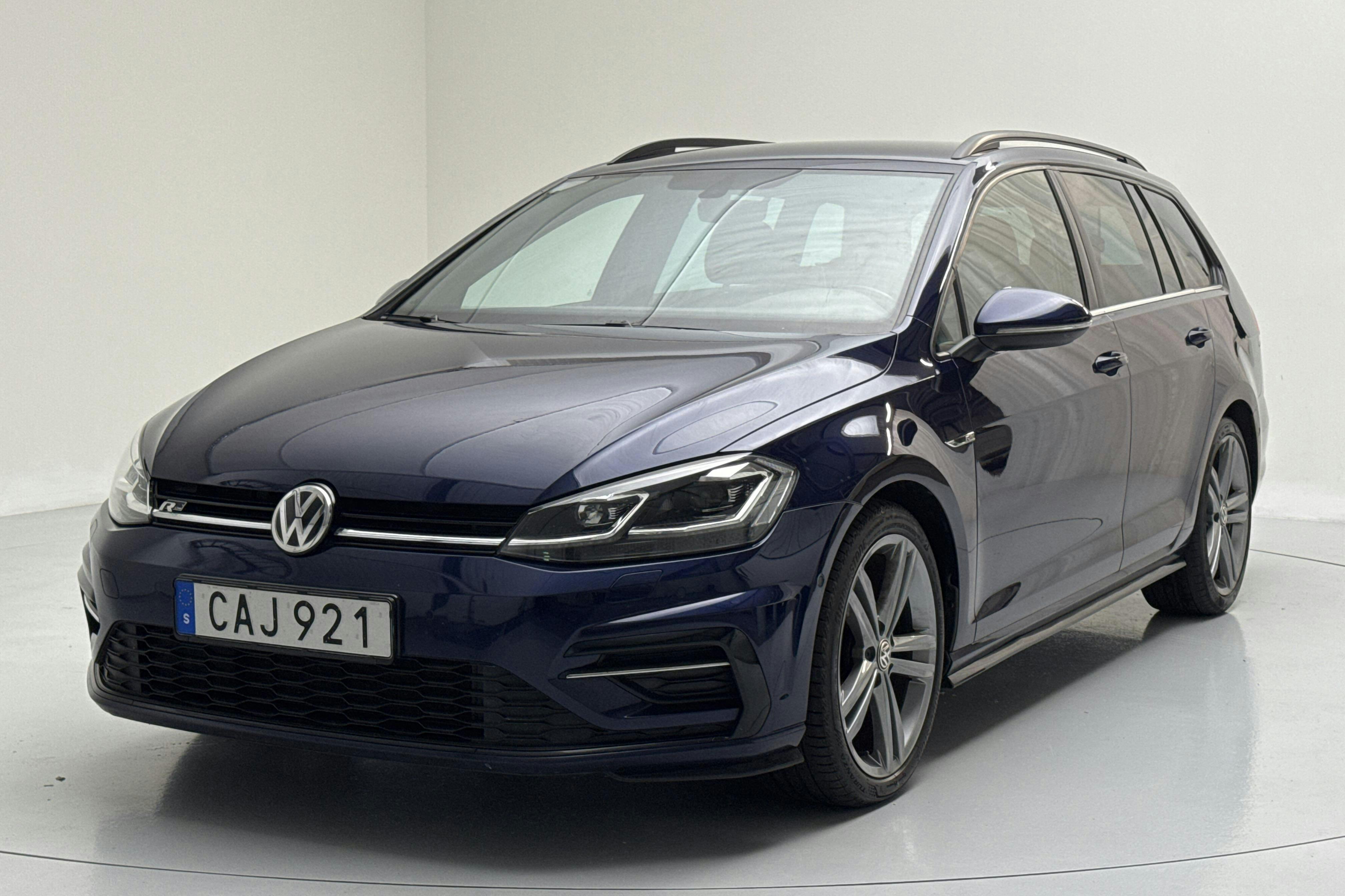 Presentationsfoto 1 av 15: VW Golf VII 1.5 TSI Sportscombi (150hk) - 15 001 mil - Automat - Dark Blue - 2019