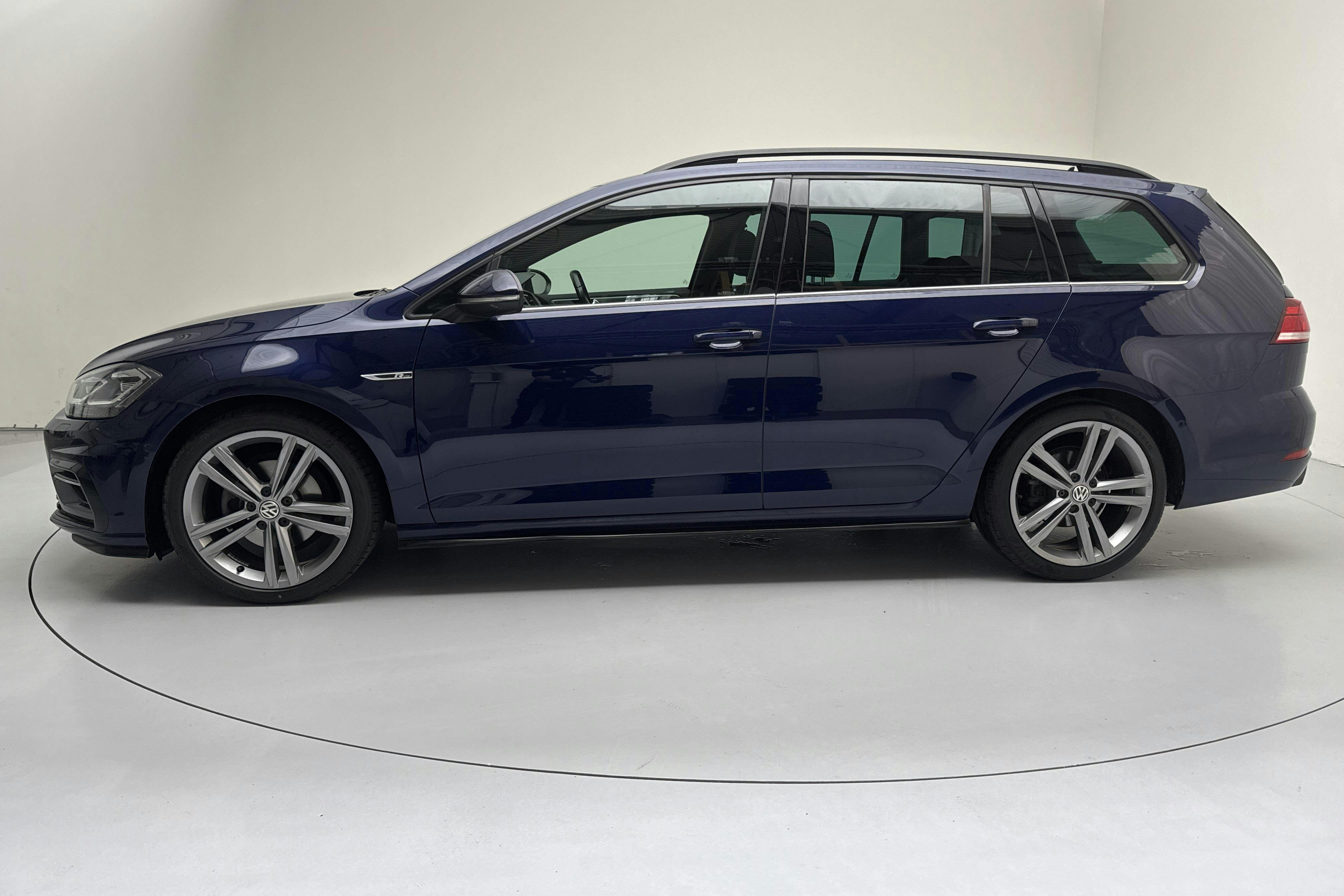 Presentationsfoto 2 av 15: VW Golf VII 1.5 TSI Sportscombi (150hk) - 15 001 mil - Automat - Dark Blue - 2019