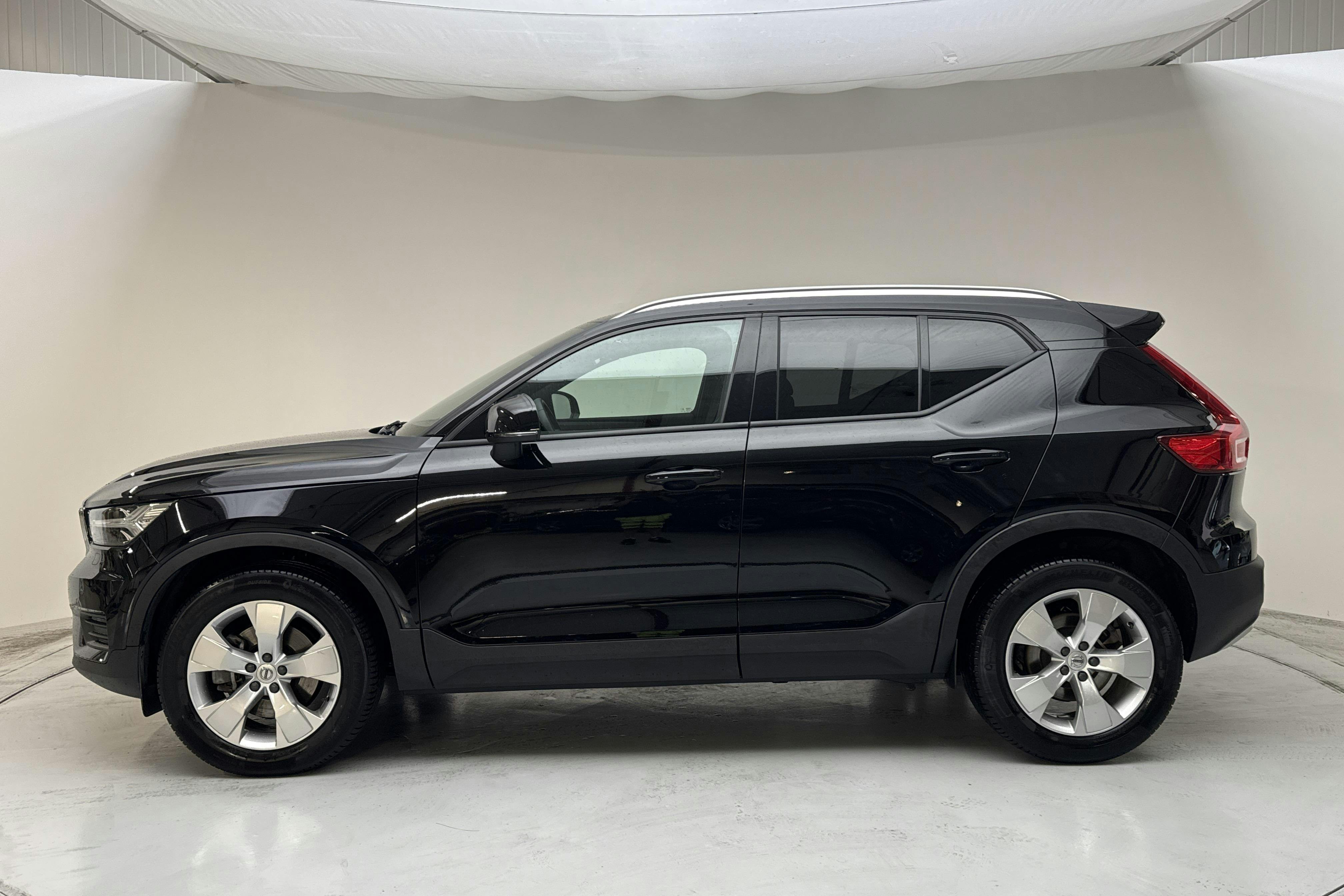 Presentationsfoto 2 av 14: Volvo XC40 B4 2WD (197hk) - 2 340 mil - Automat - svart - 2022