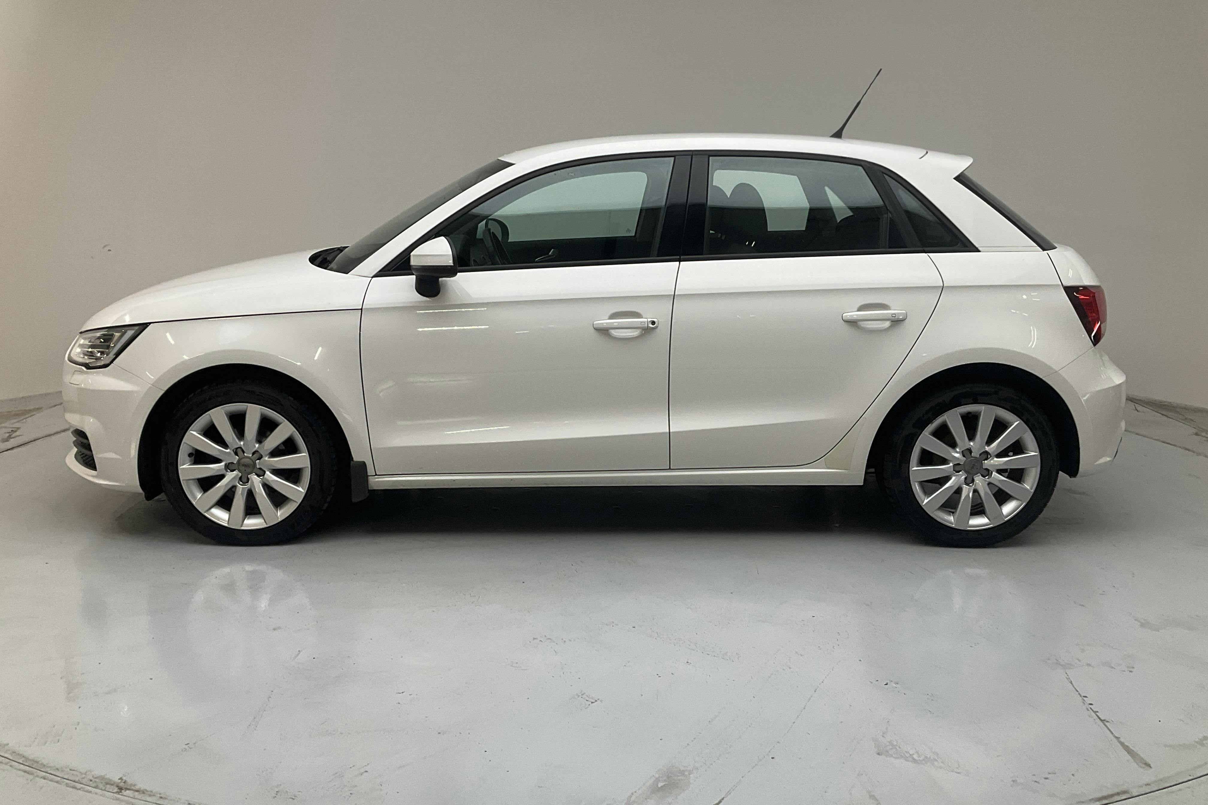 Presentationsfoto 2 av 11: Audi A1 1.0 TFSI Sportback (95hk) - 6 733 mil - Manuell - vit - 2016