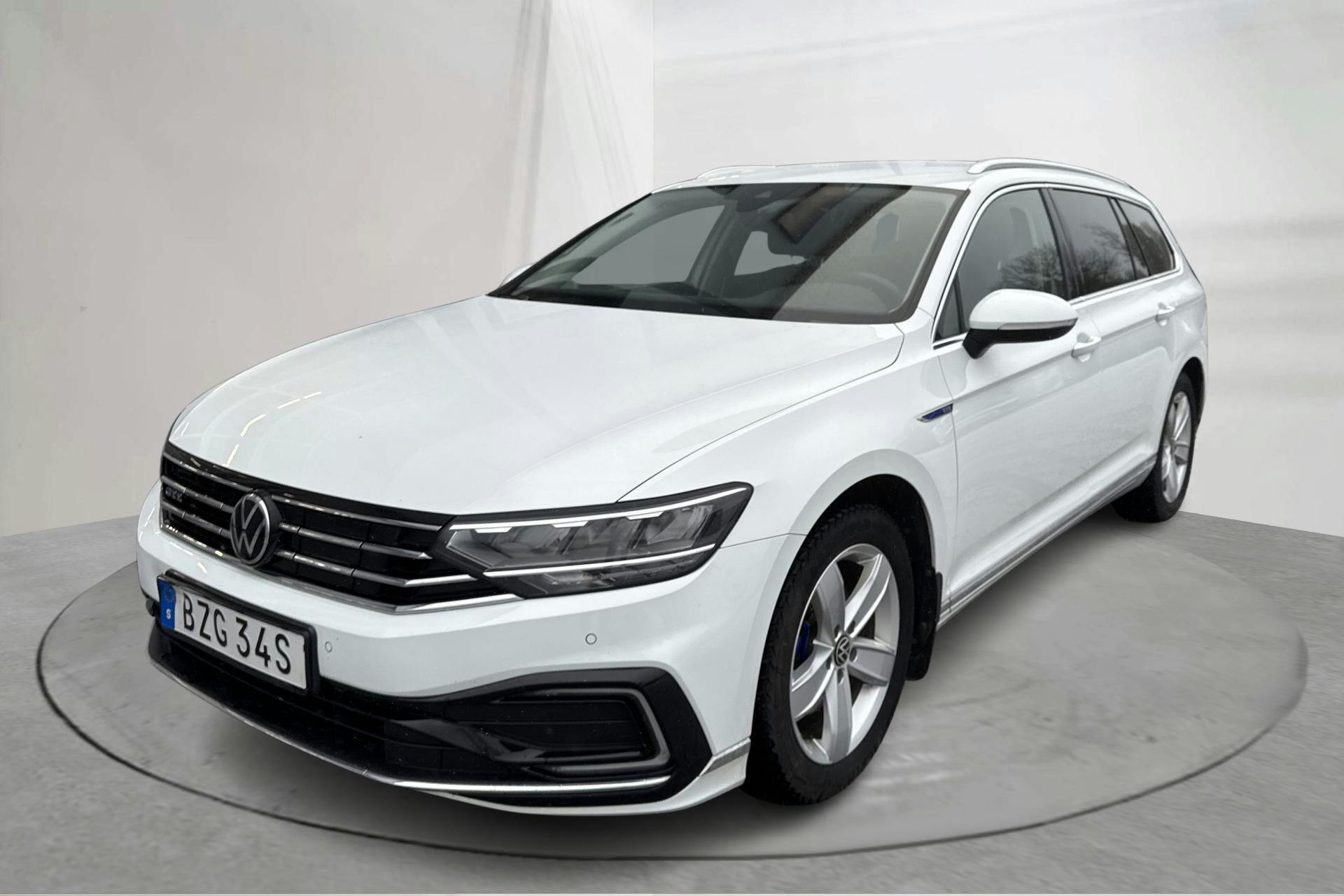 Presentationsfoto 1 av 16: VW Passat 1.4 GTE Sportscombi (218hk) - 10 873 mil - Automat - vit - 2021