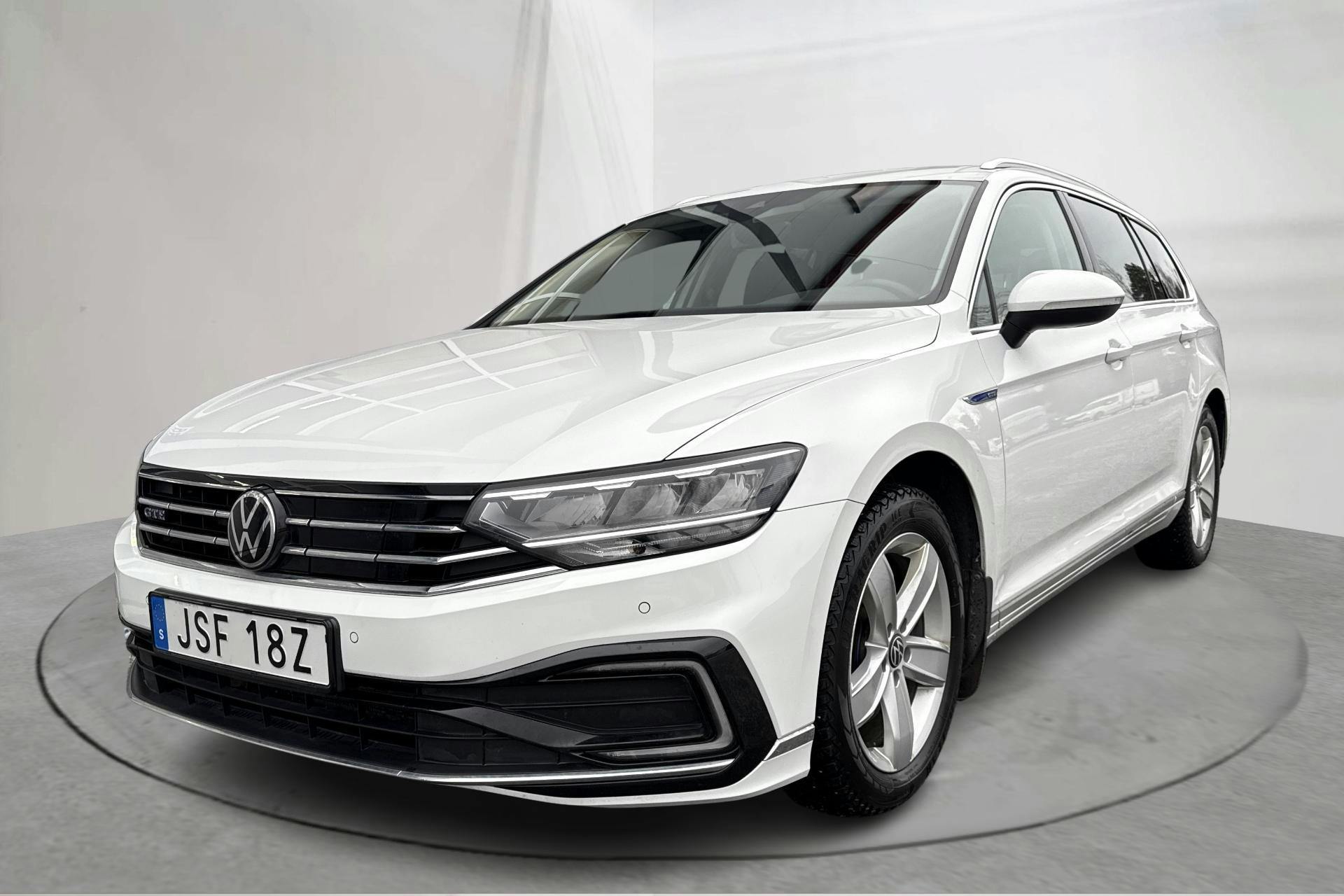 Presentationsfoto 1 av 19: VW Passat 1.4 GTE Sportscombi (218hk) - 11 174 mil - Automat - vit - 2021