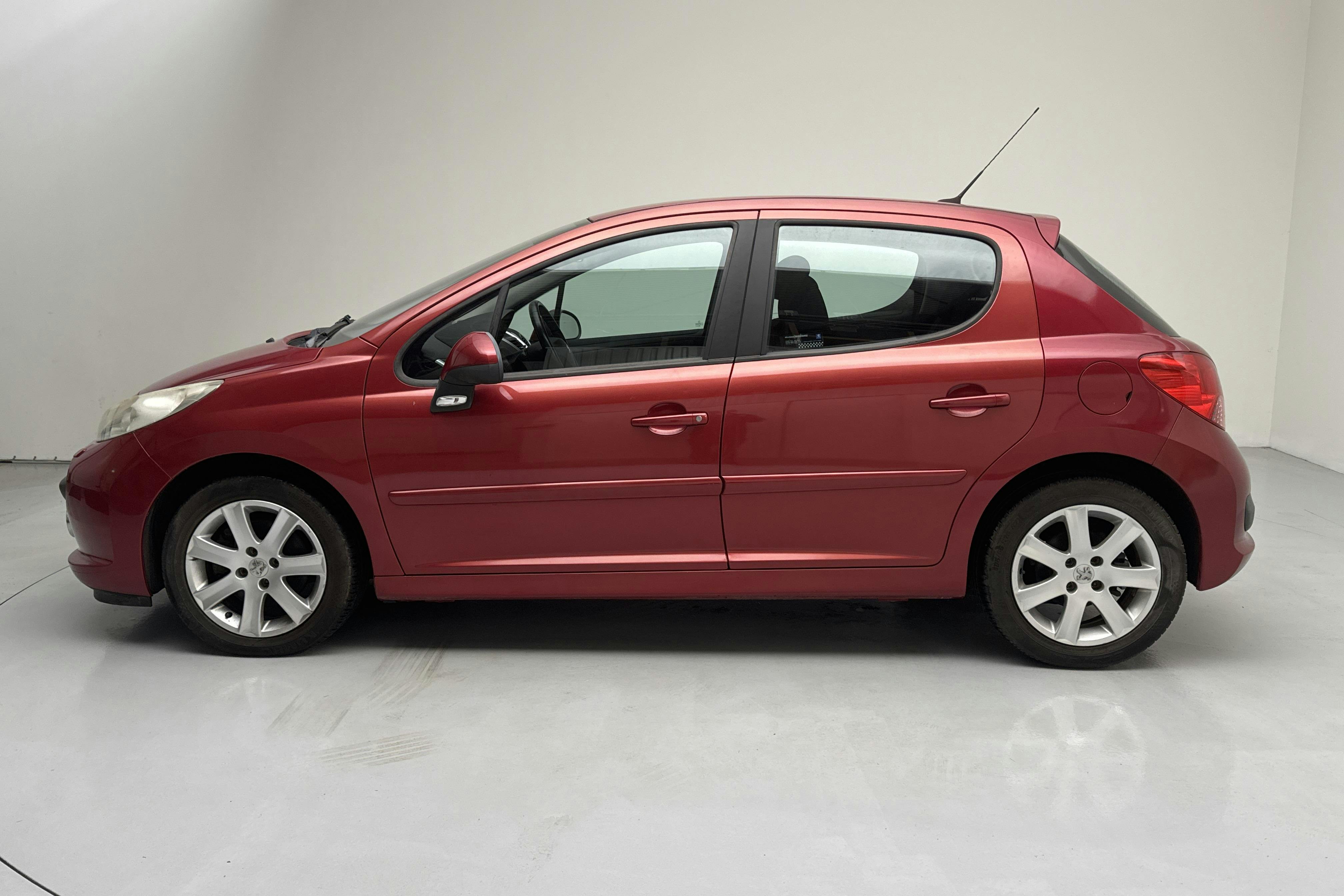 Presentationsfoto 2 av 10: Peugeot 207 1.6 VTi 5dr (120hk) - 4 335 mil - Automat - röd - 2007