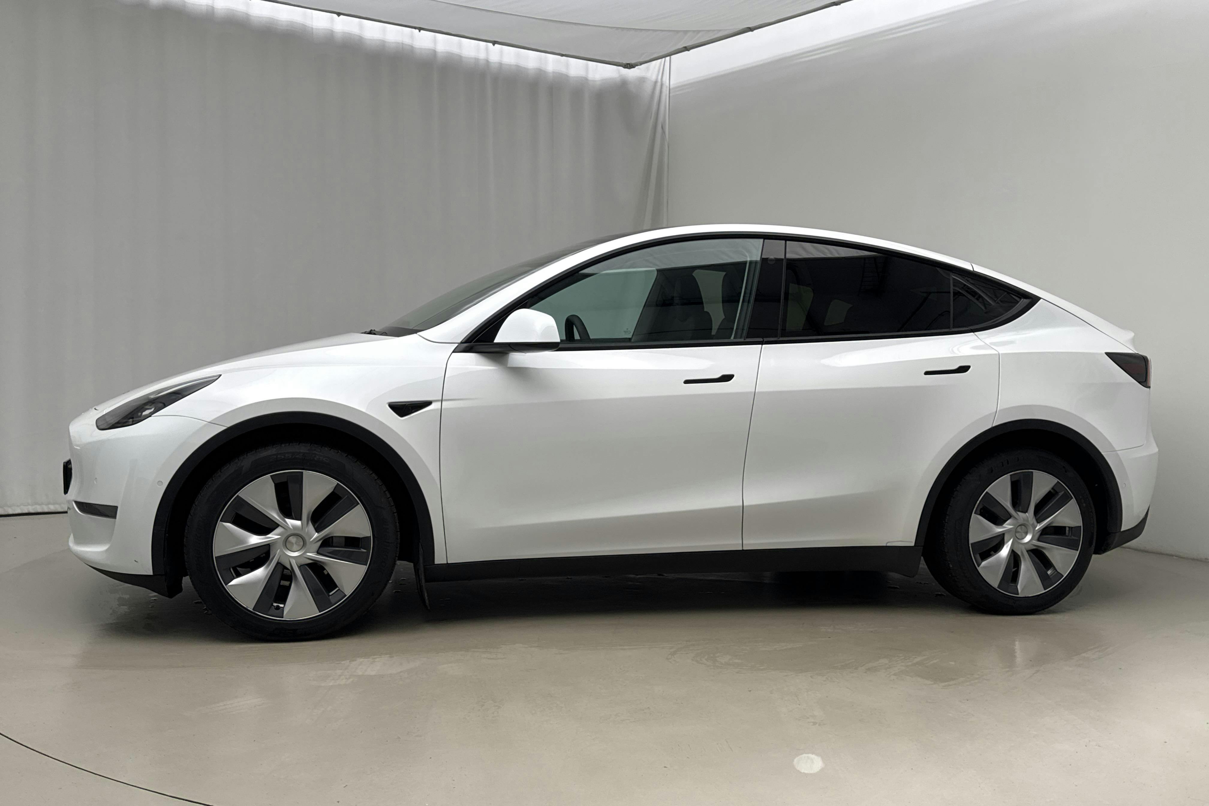 Presentationsfoto 2 av 24: Tesla Model Y Long Range Dual Motor AWD - 10 166 mil - Automat - vit - 2022