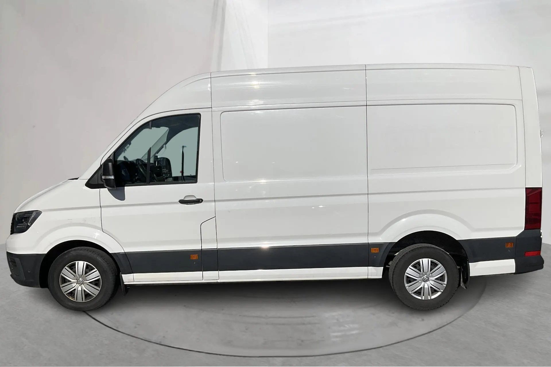 Presentationsfoto 2 av 14: VW Crafter 35 2.0 TDI Skåp (177hk) - 8 693 mil - Automat - vit - 2018