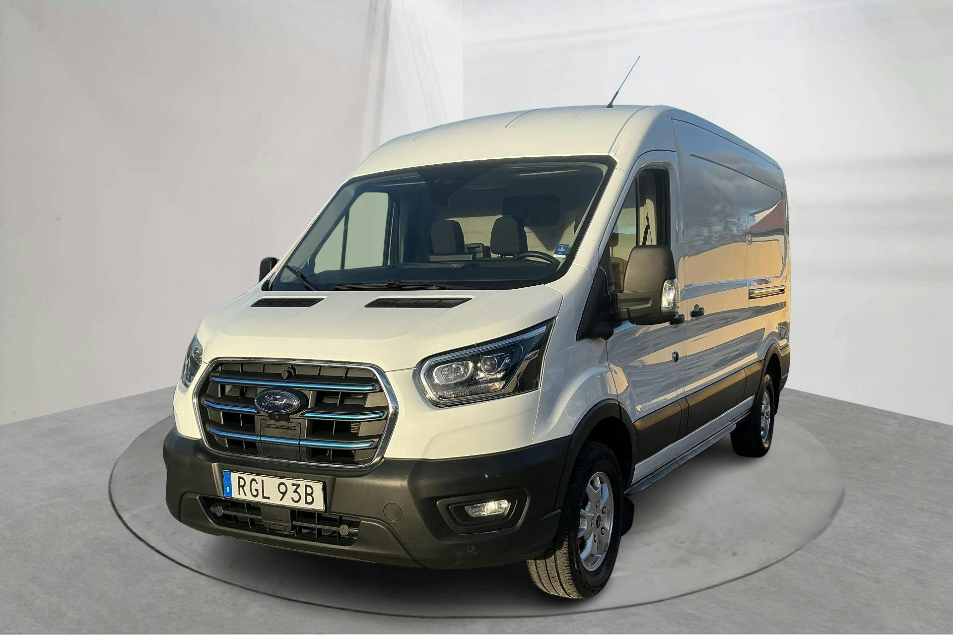 Presentationsfoto 1 av 17: Ford e-Transit 350 RWD 68kWh Skåp (184hk) - 2 615 mil - Automat - vit - 2023