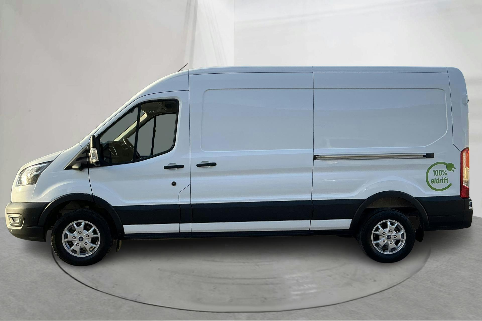 Presentationsfoto 2 av 17: Ford e-Transit 350 RWD 68kWh Skåp (184hk) - 2 615 mil - Automat - vit - 2023