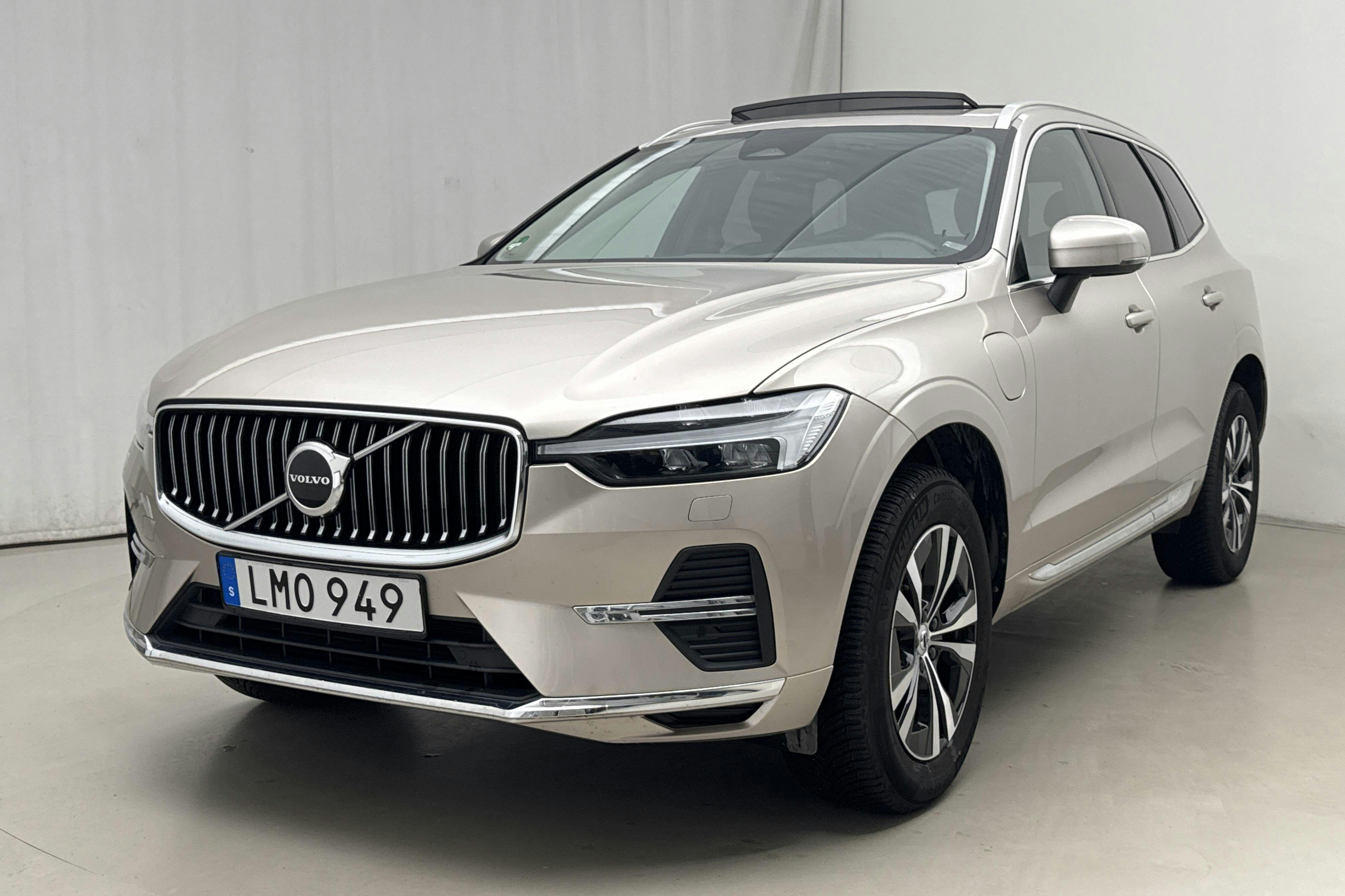 Volvo XC60 T6 AWD Recharge (350hk) - 6 154 mil - Automat - Light Grey - 2023