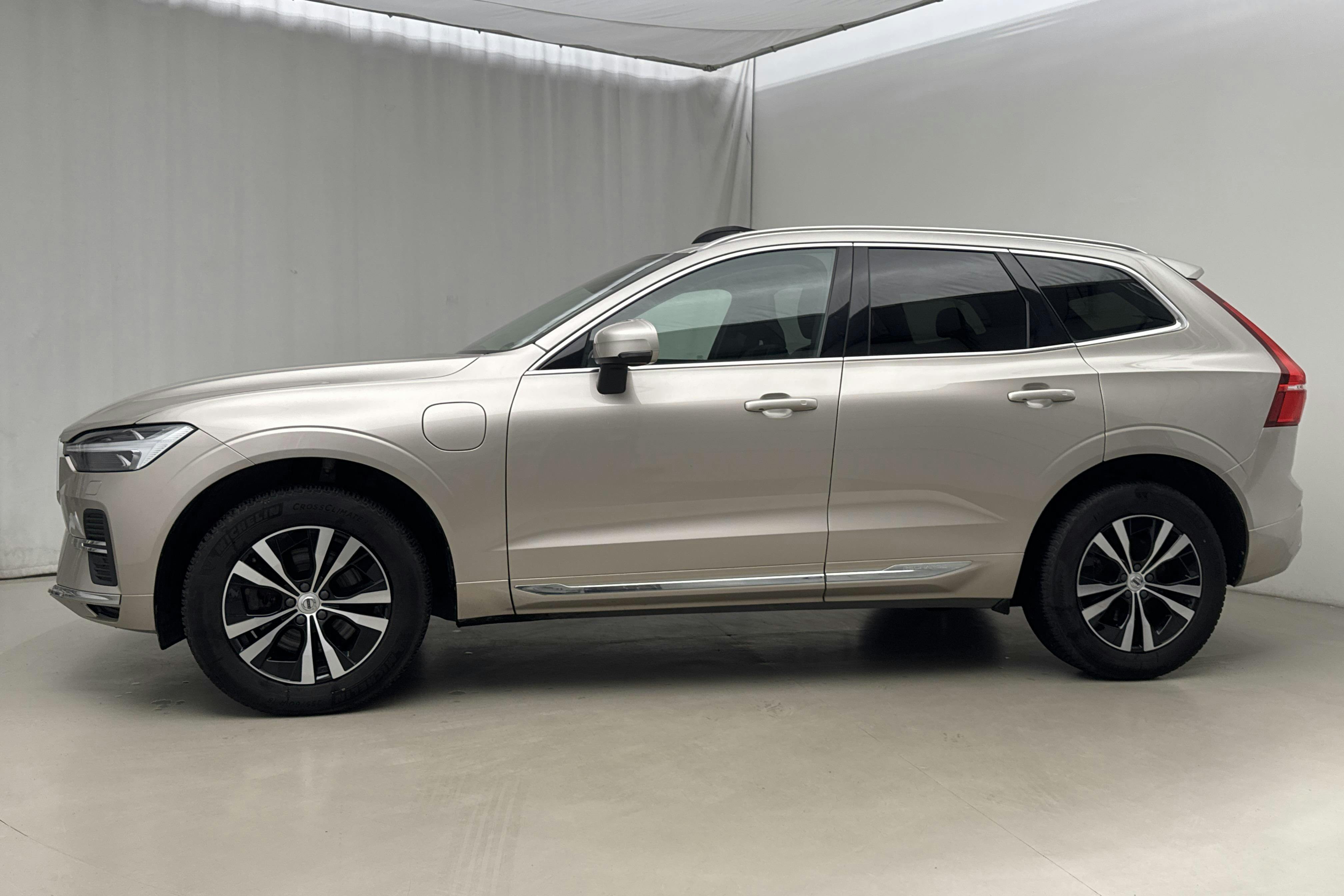 Presentationsfoto 2 av 25: Volvo XC60 T6 AWD Recharge (350hk) - 6 154 mil - Automat - Light Grey - 2023