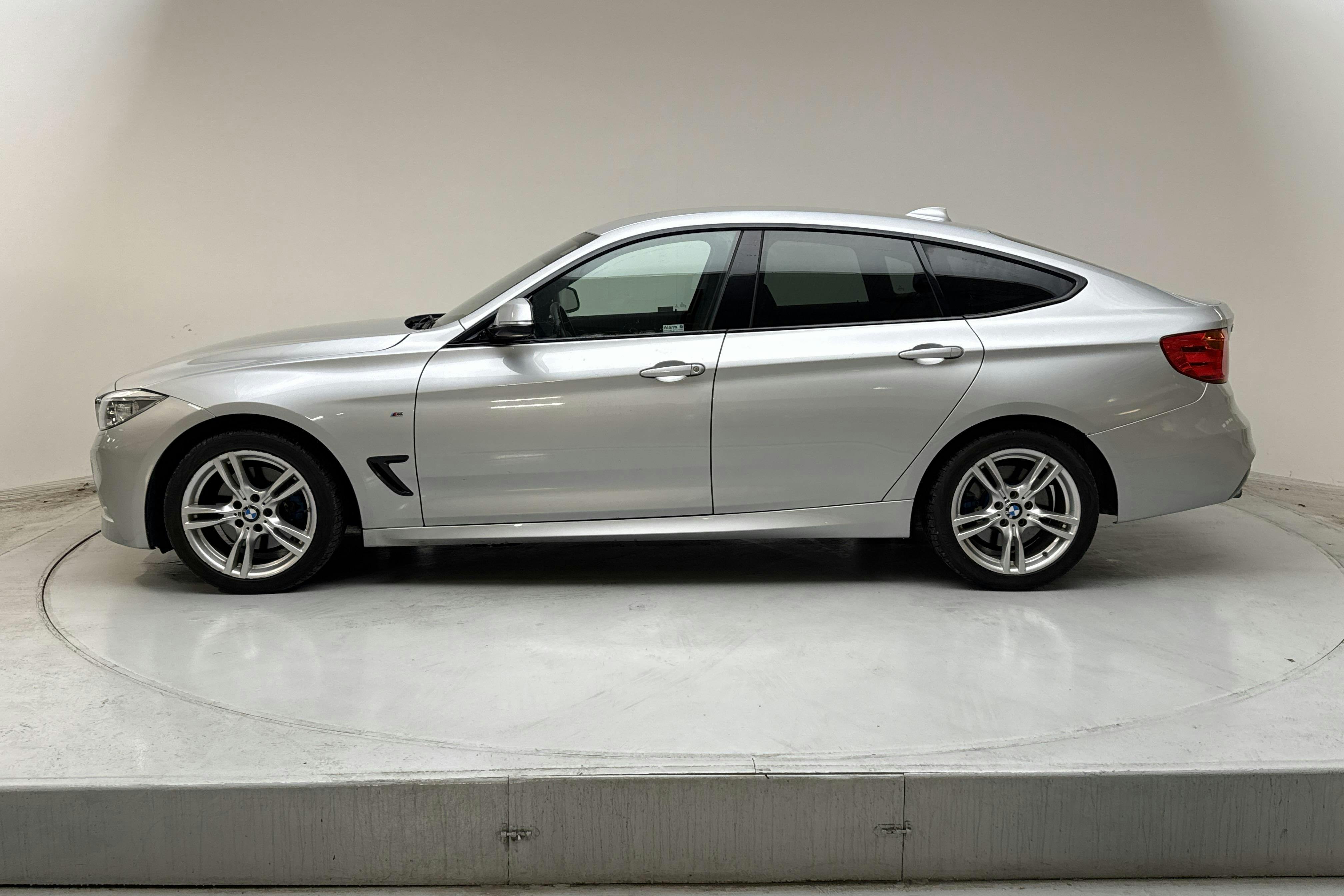 Presentationsfoto 2 av 15: BMW 330d GT xDrive, F34 (258hk) - 15 003 mil - Automat - silver - 2015